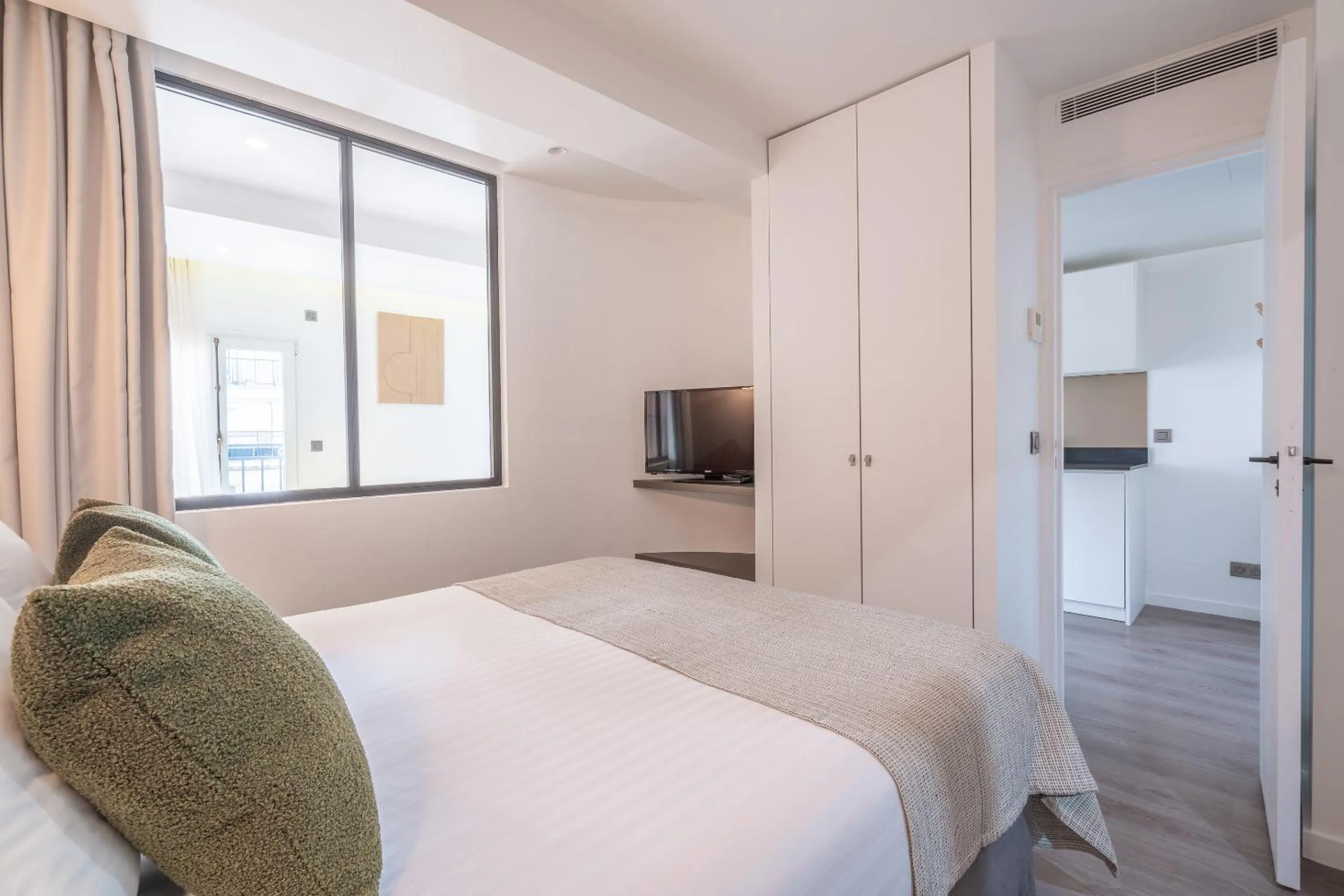 Photo of the whole room, Bed in Yuna Les Halles - Serviced Apartments
