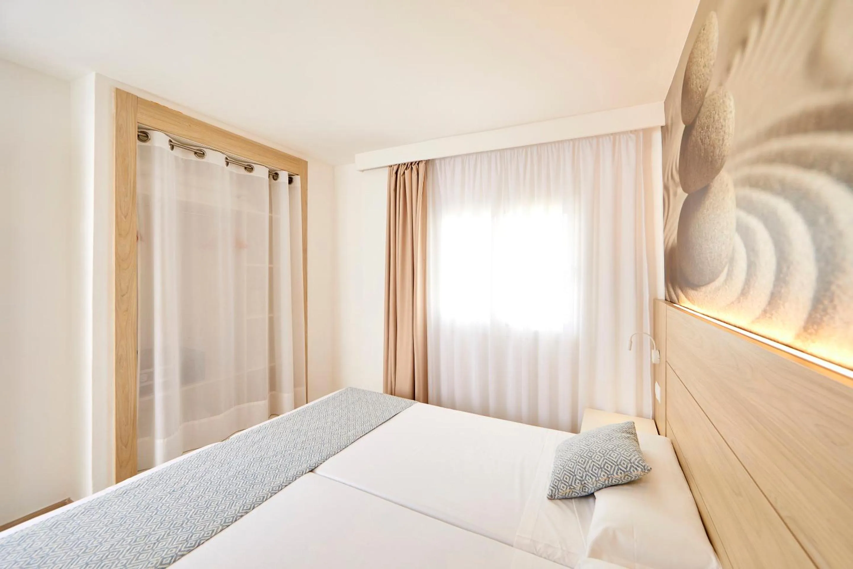 Photo of the whole room, Bed in Sun Beach