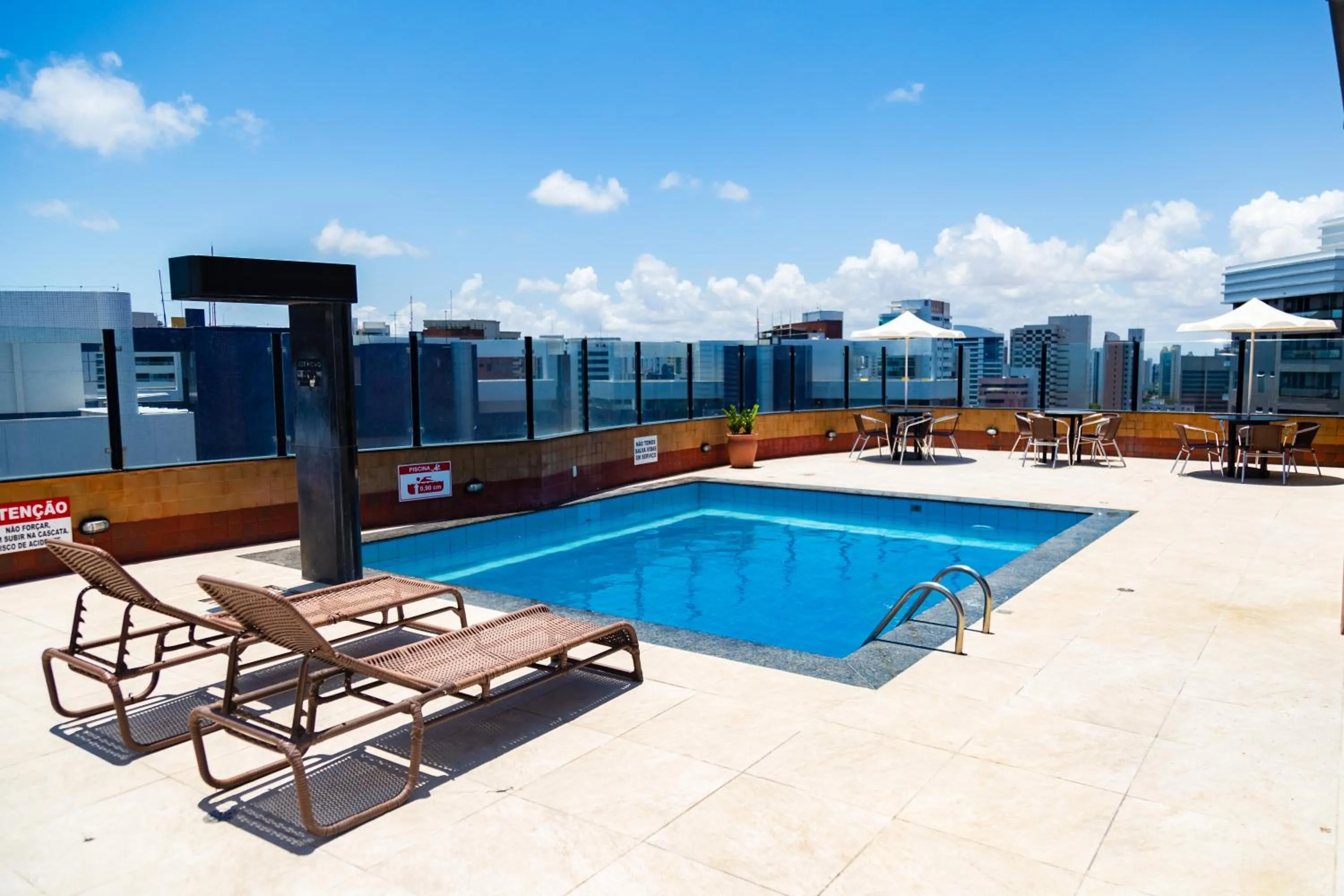 Swimming pool in Plaza Praia Suítes