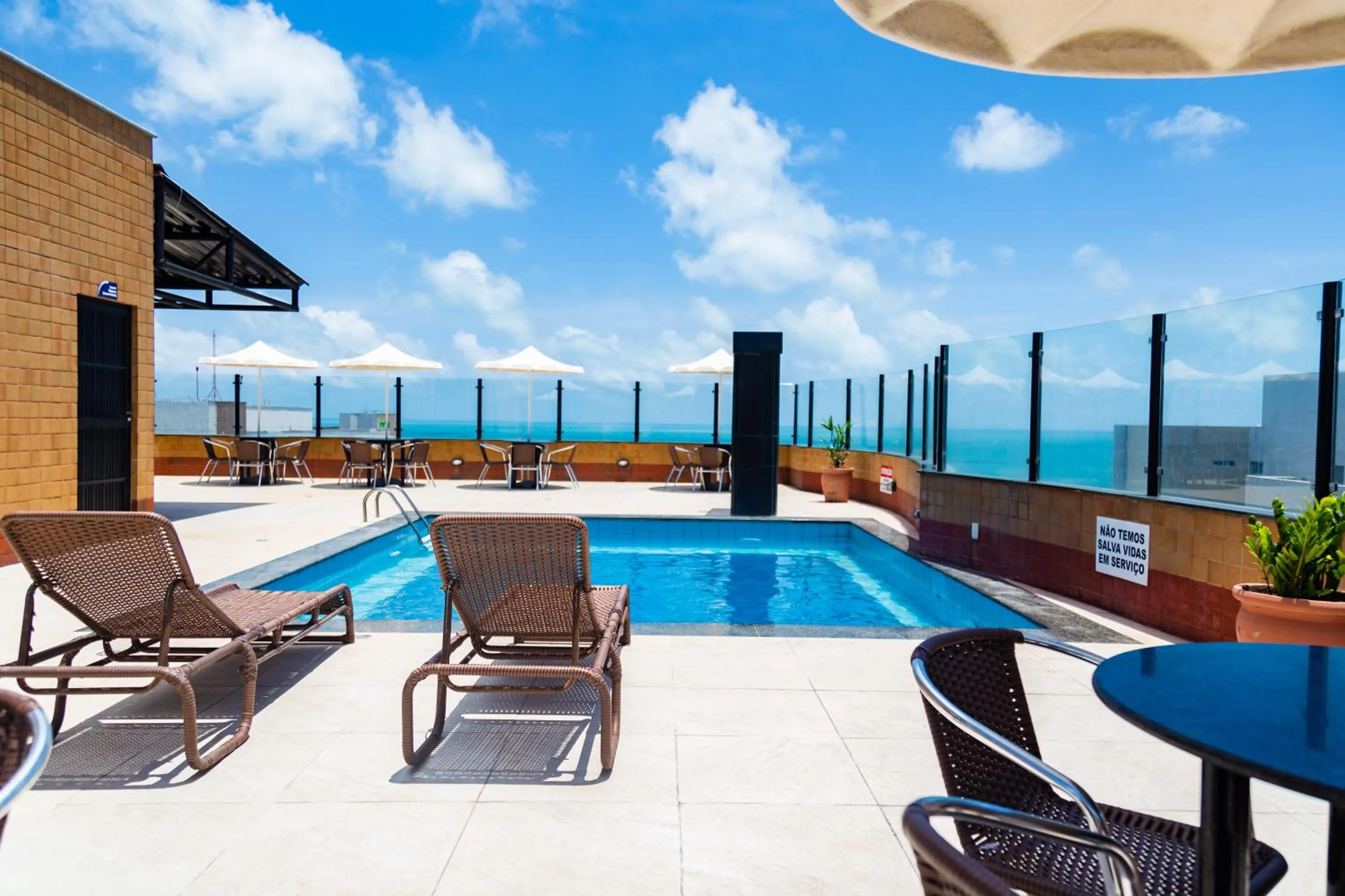 Swimming pool in Plaza Praia Suítes