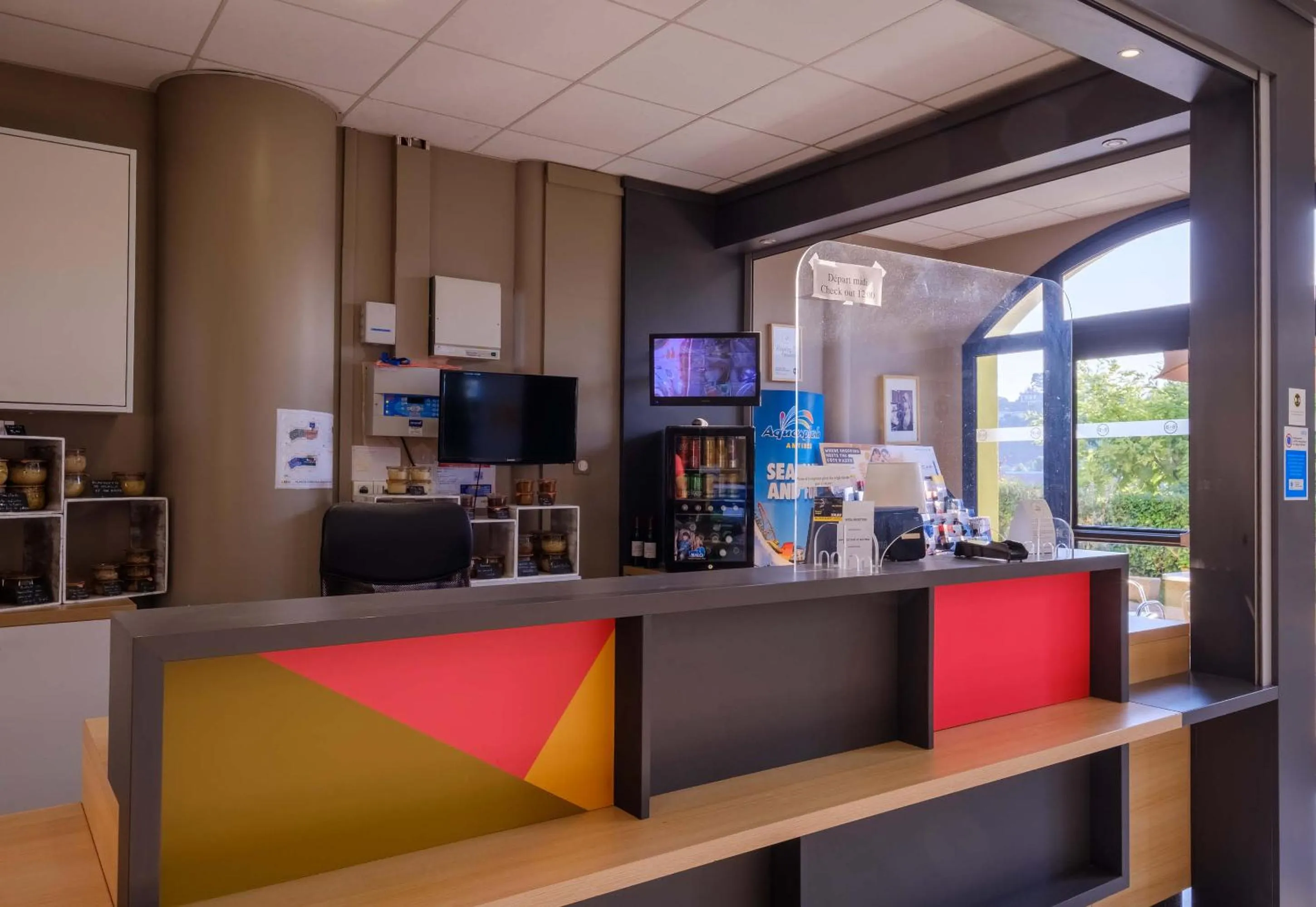 Lobby or reception in B&B HOTEL Villeneuve Loubet Village