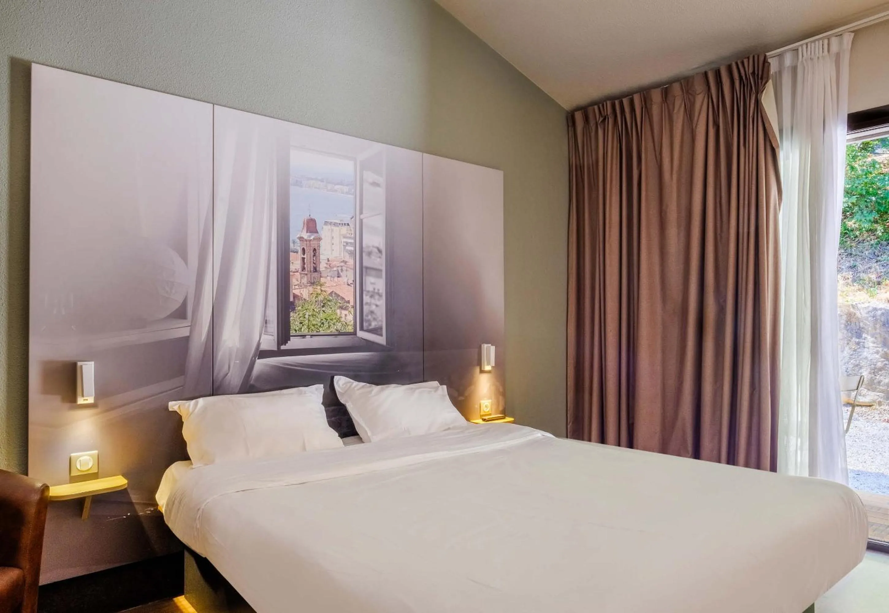 Bedroom, Bed in B&B HOTEL Villeneuve Loubet Village