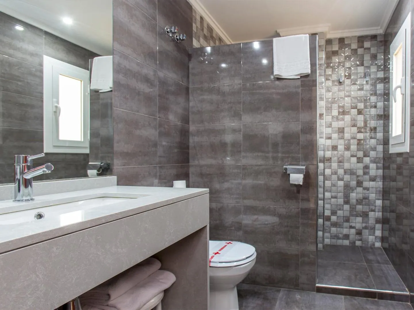 Shower in Hotel Olympia Ronda I