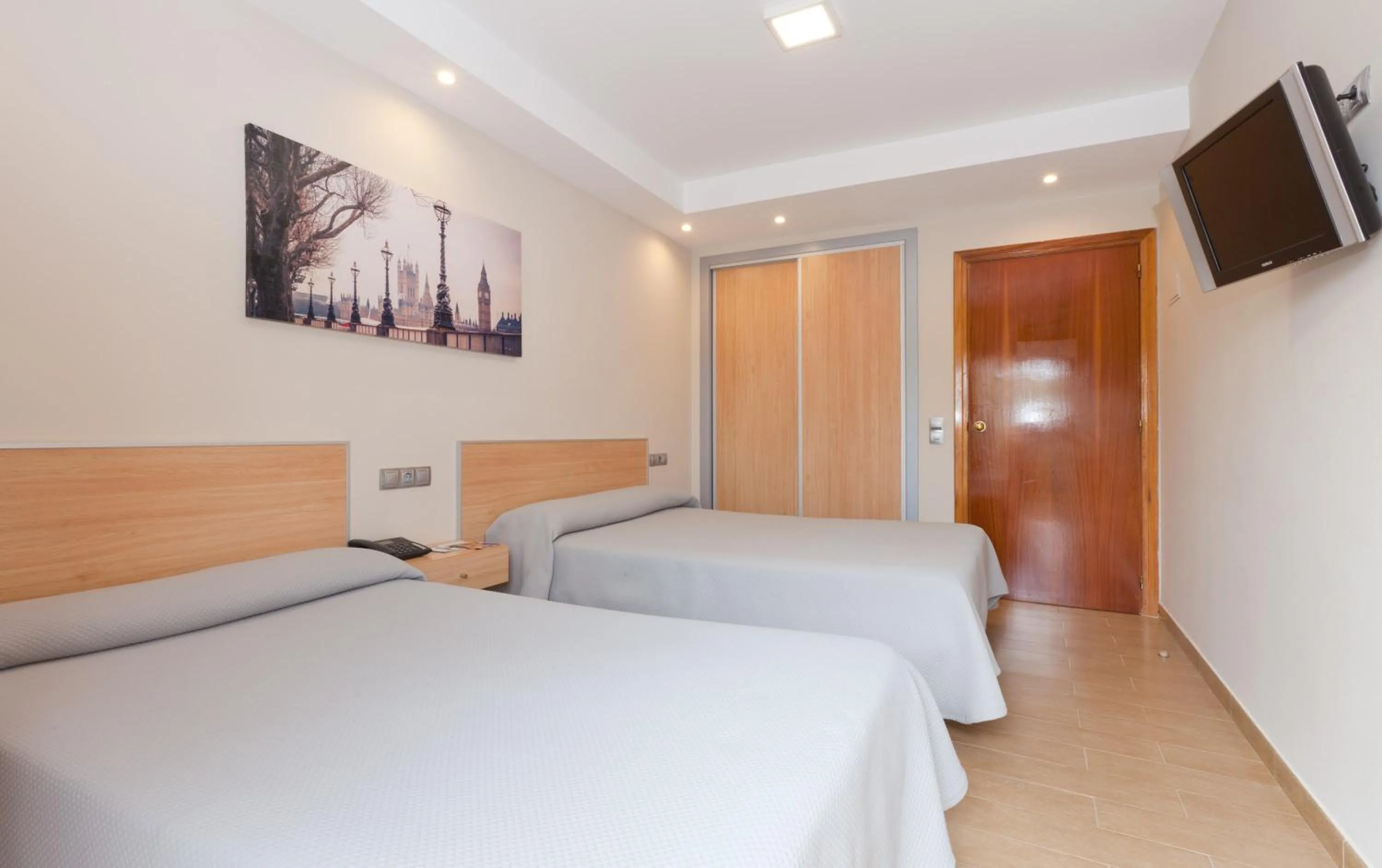 Photo of the whole room, Bed in Hotel Olympia Ronda I