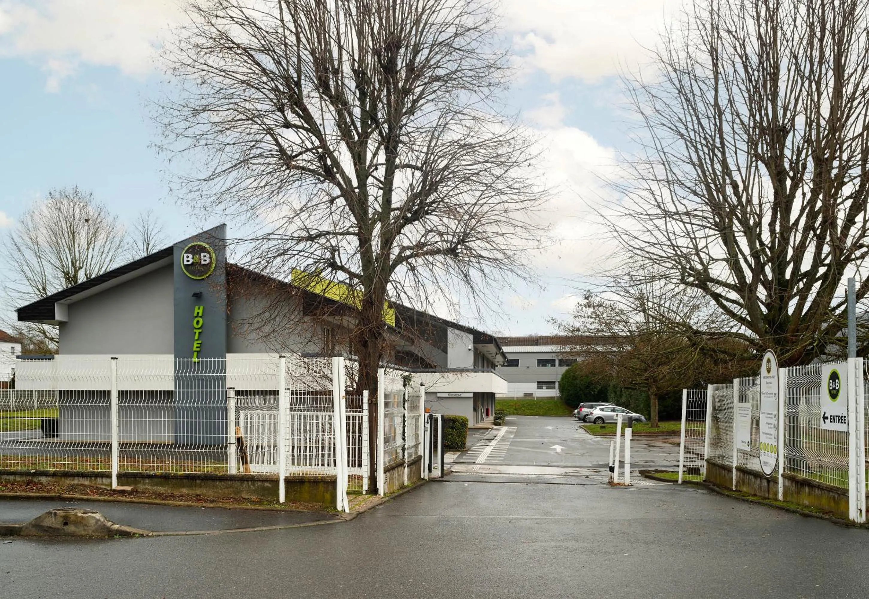 Property building in B&B HOTEL Bretigny-sur-Orge