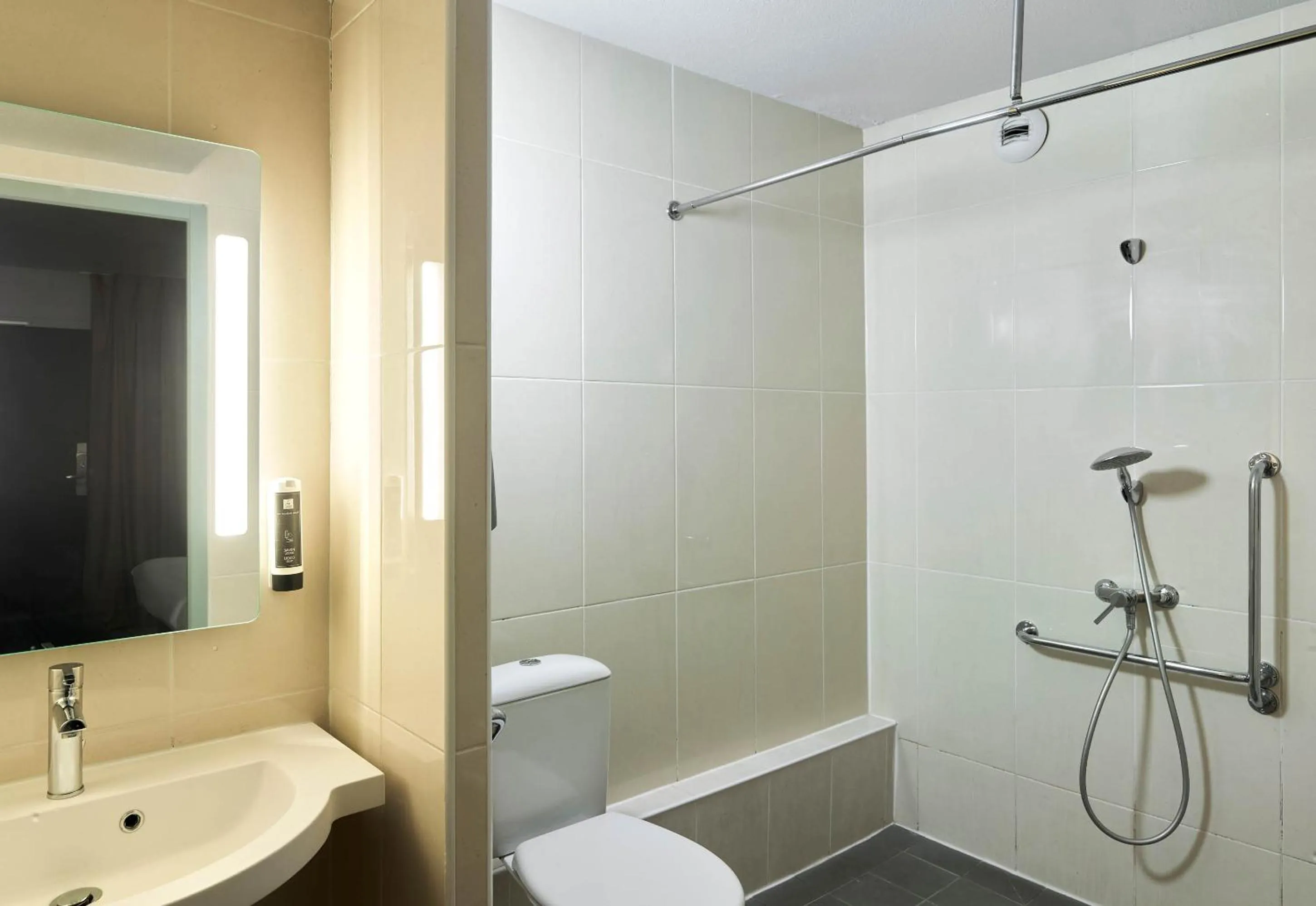 Bathroom in B&B HOTEL Bretigny-sur-Orge