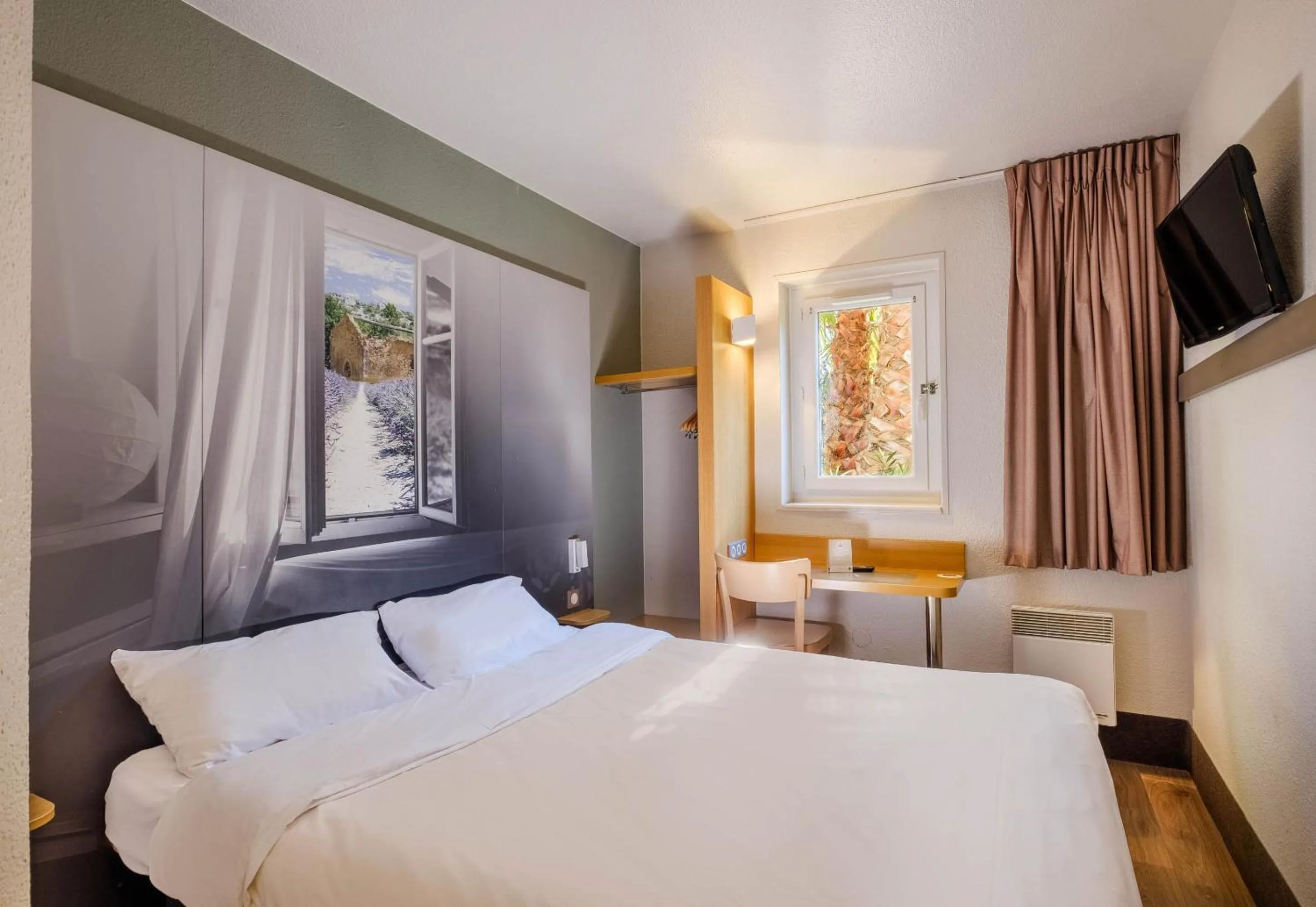 Bedroom, Bed in B&B HOTEL Villeneuve Loubet Plage