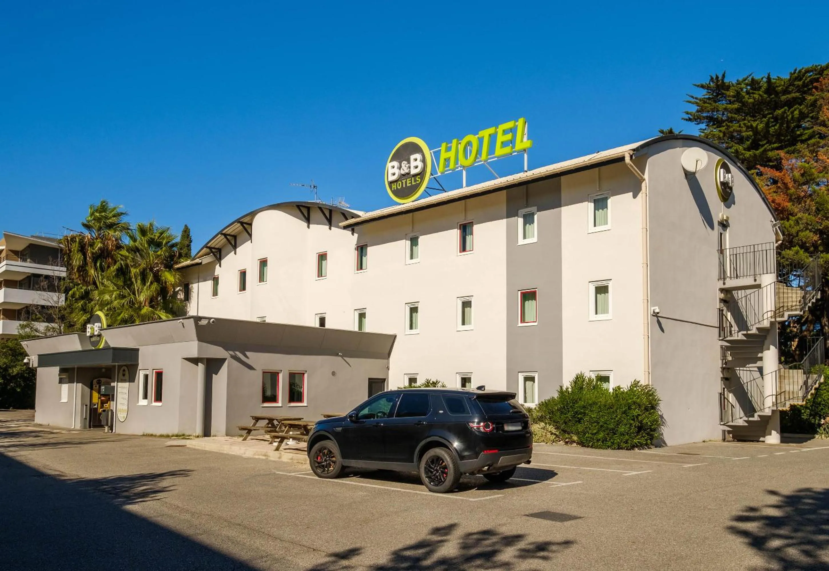 Property building in B&B HOTEL Villeneuve Loubet Plage