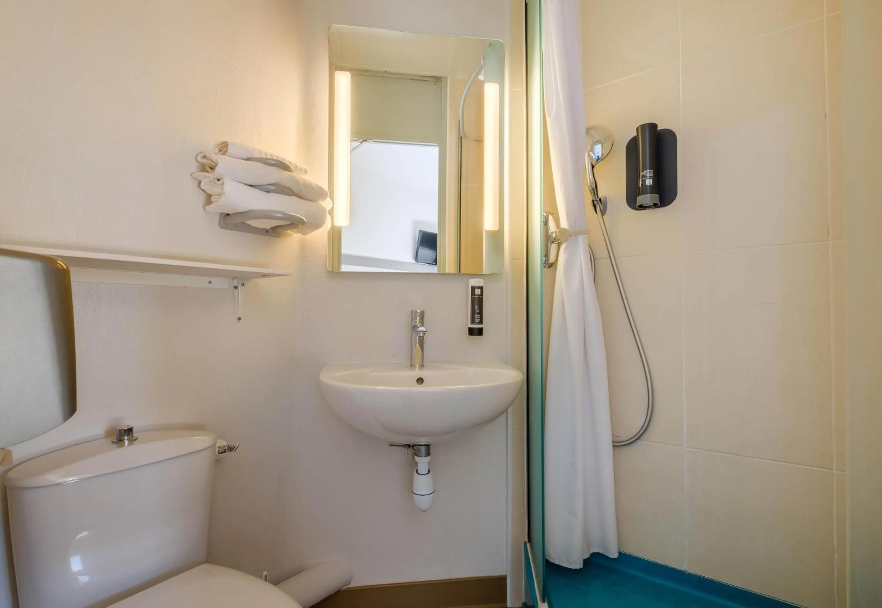 Bathroom in B&B HOTEL Villeneuve Loubet Plage