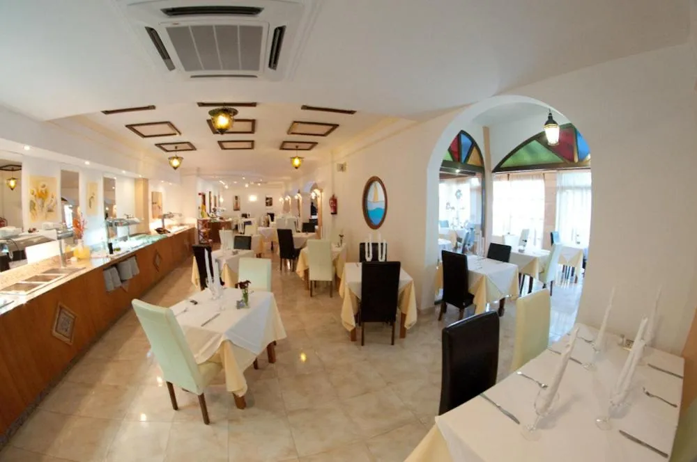 Restaurant/places to eat in Hotel Cala Gat