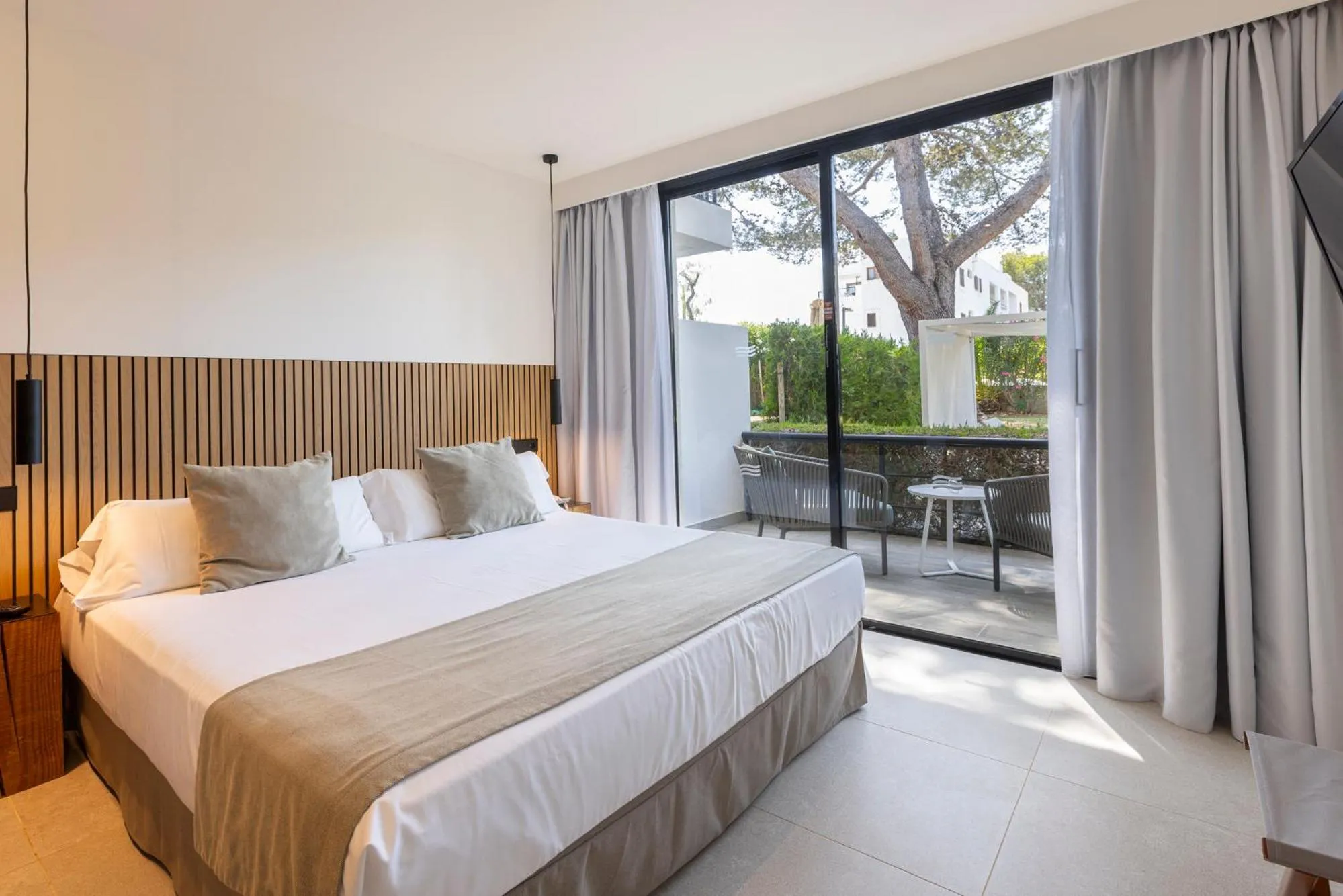 Bedroom, Bed in Hotel Bahia Pollensa