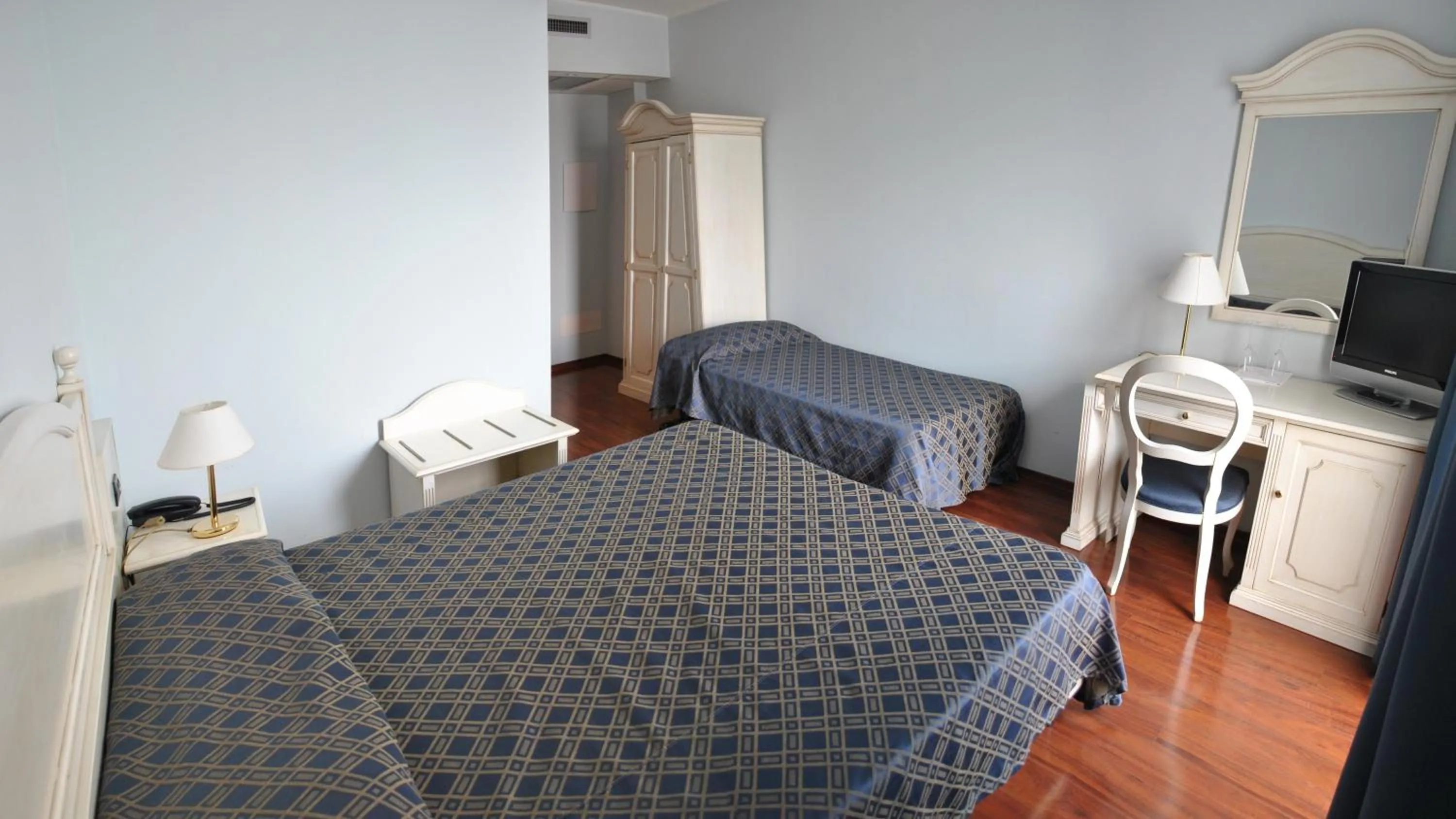 Photo of the whole room, Bed in International Hotel