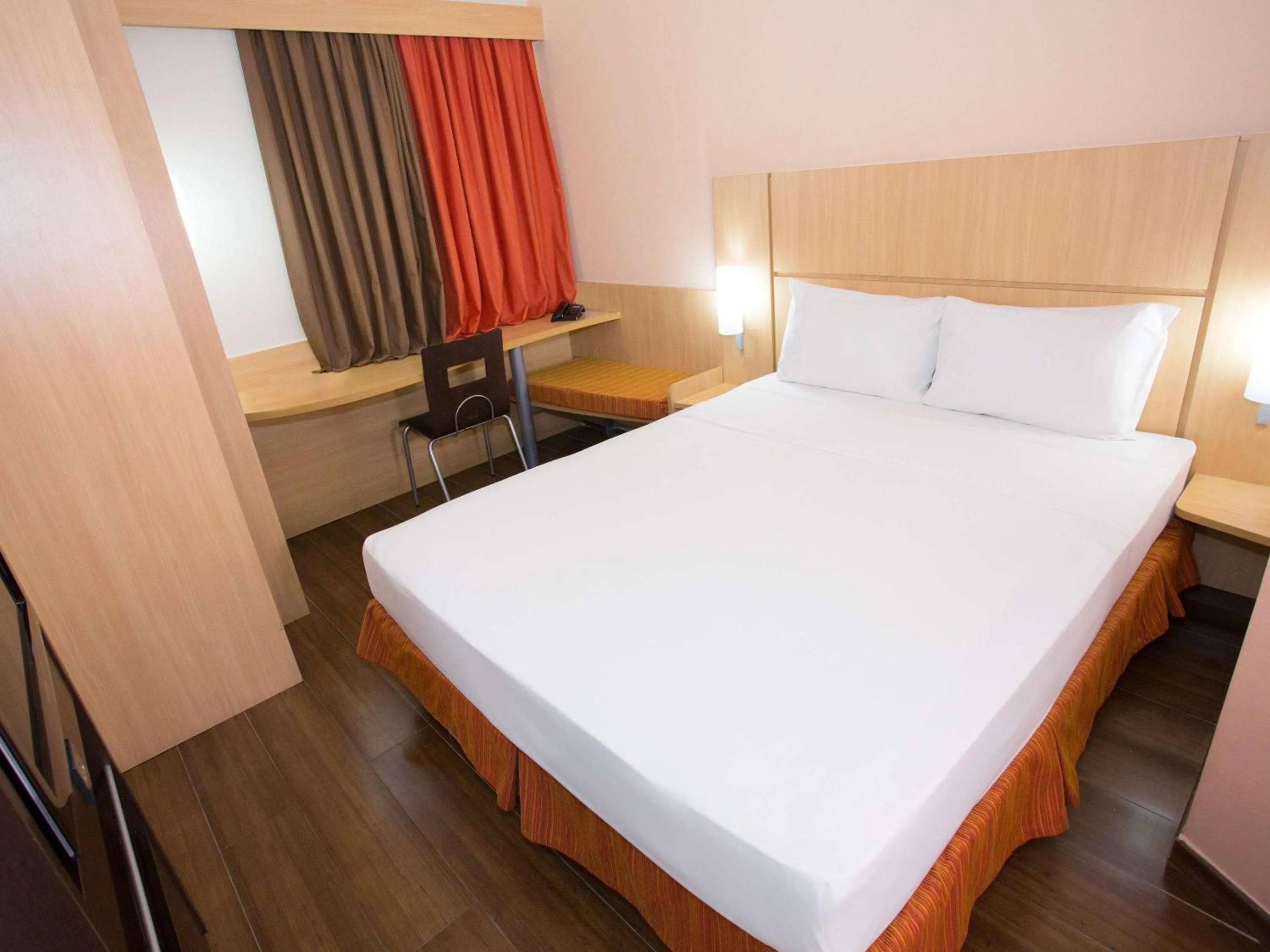 Photo of the whole room, Bed in ibis Feira de Santana