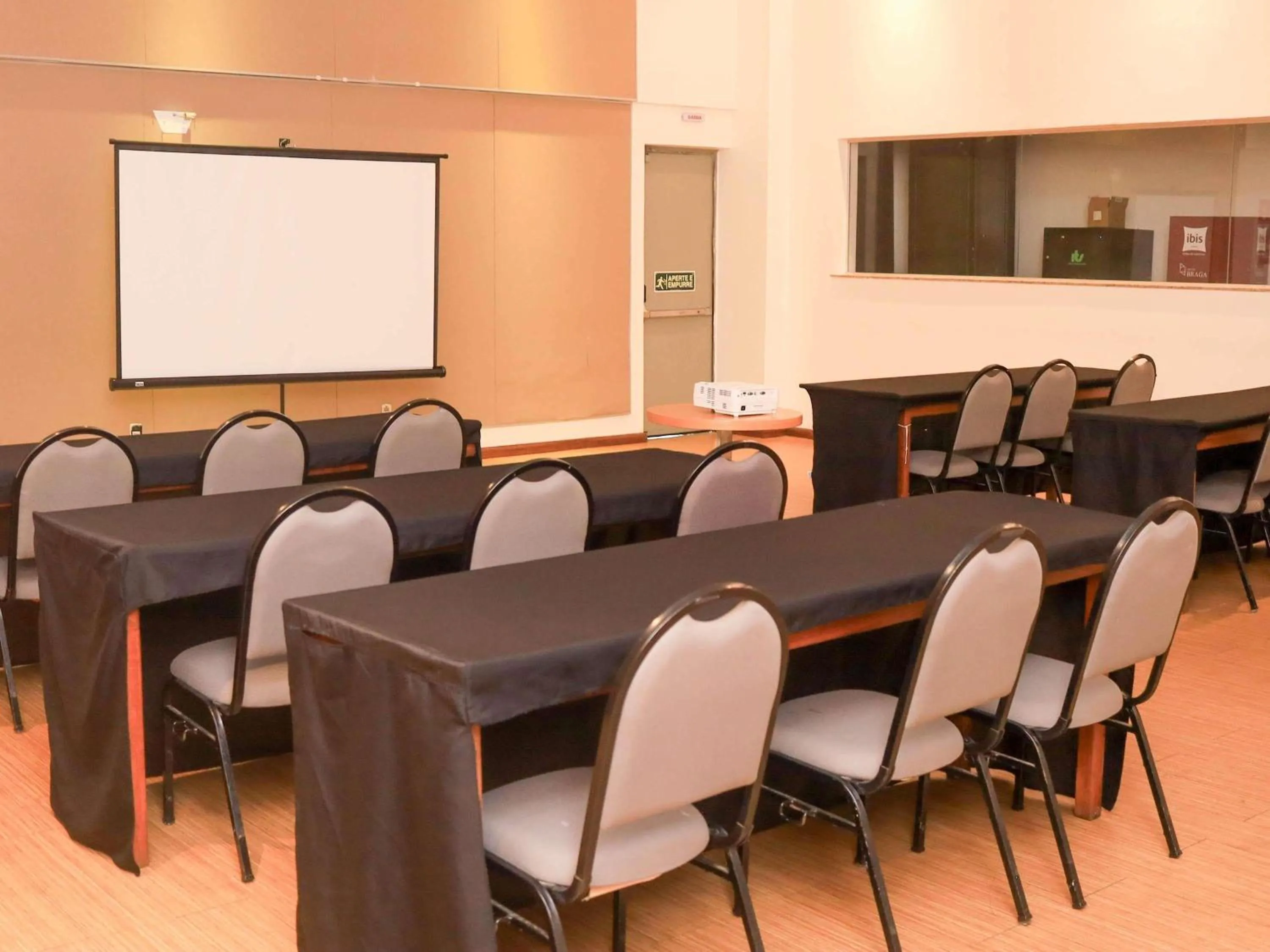 Meeting/conference room in ibis Feira de Santana