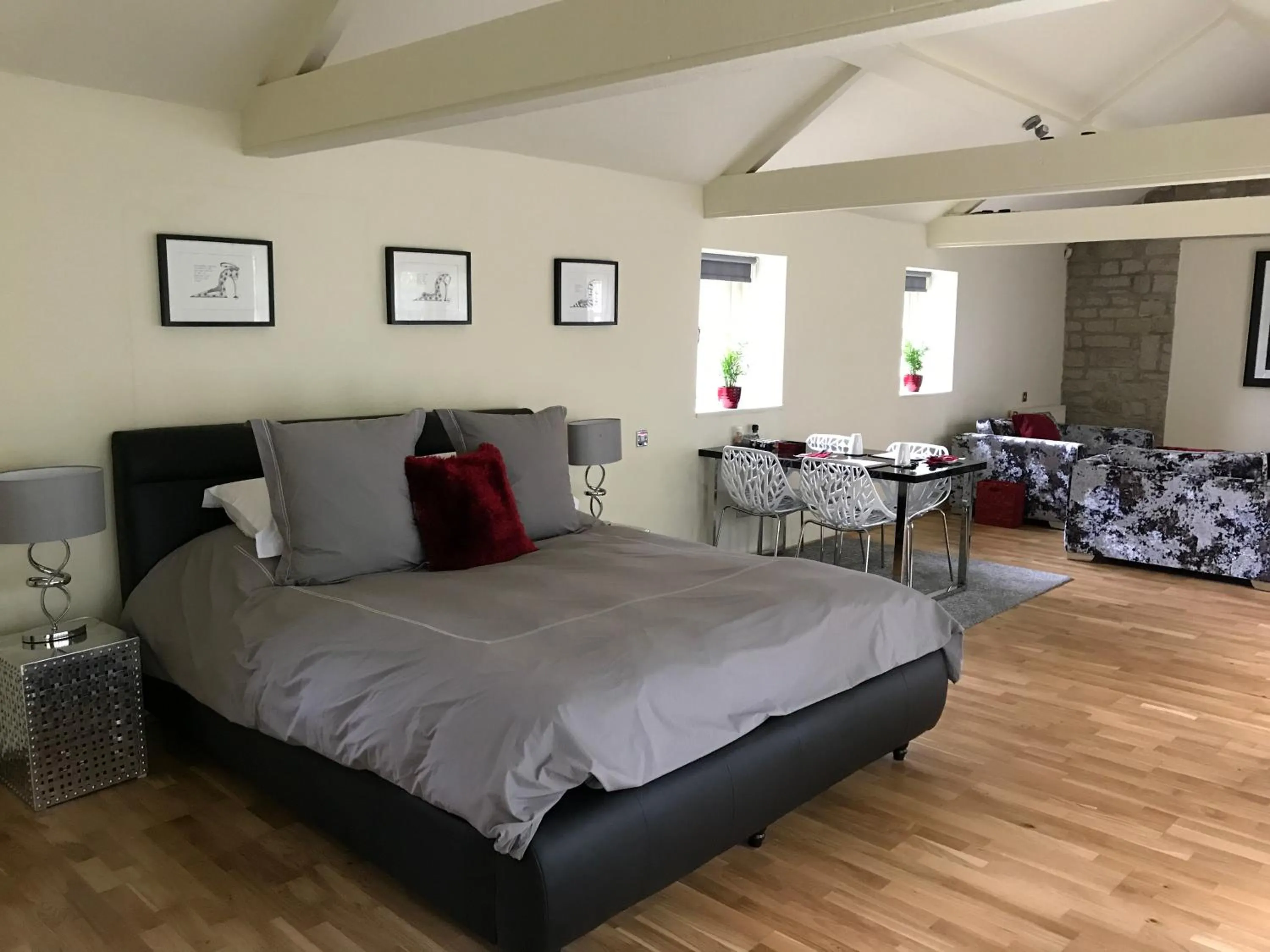 Photo of the whole room, Bed in Hemples Lodge