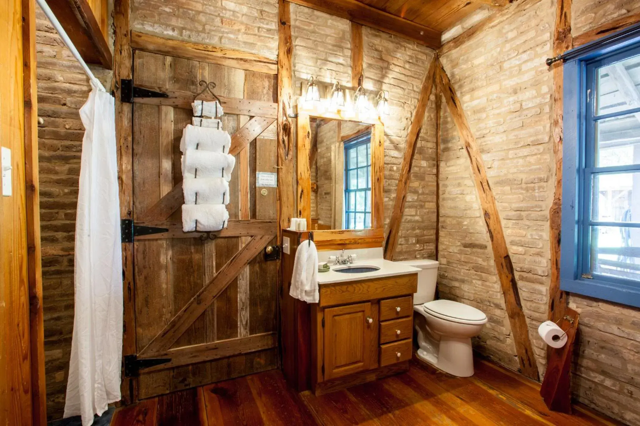 Chalet 1 King 1 Queen in Gruene Cottages Chalet 1 King 1 Queen in Gruene Cottages