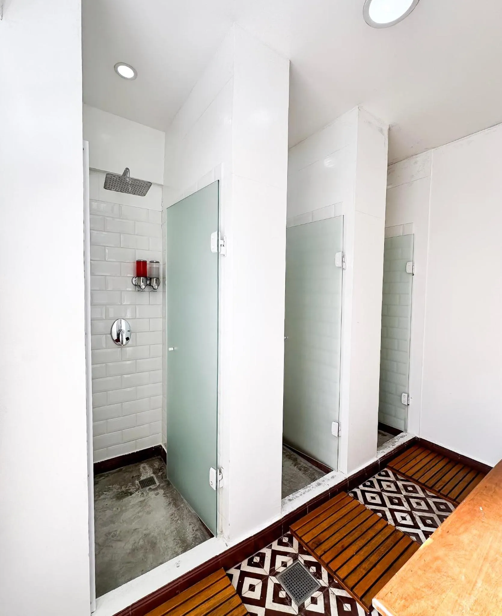 Shower in Aquarela do Leme