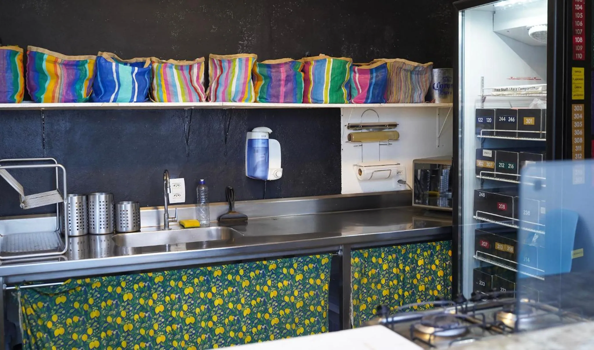 Communal kitchen in Aquarela do Leme