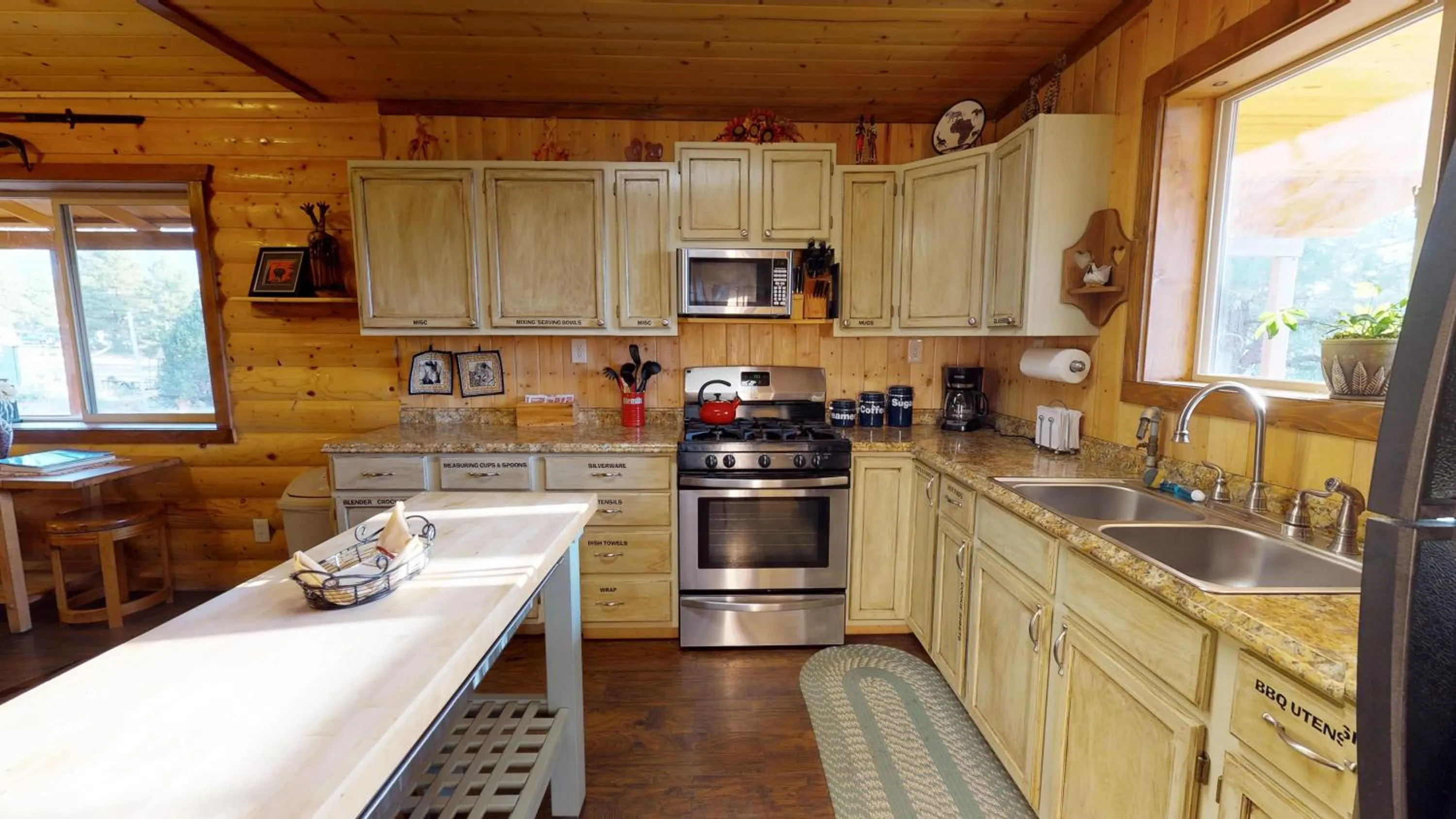 Kitchen or kitchenette in Long View Cabin, Breakfast Deck overlooking the Canyon!