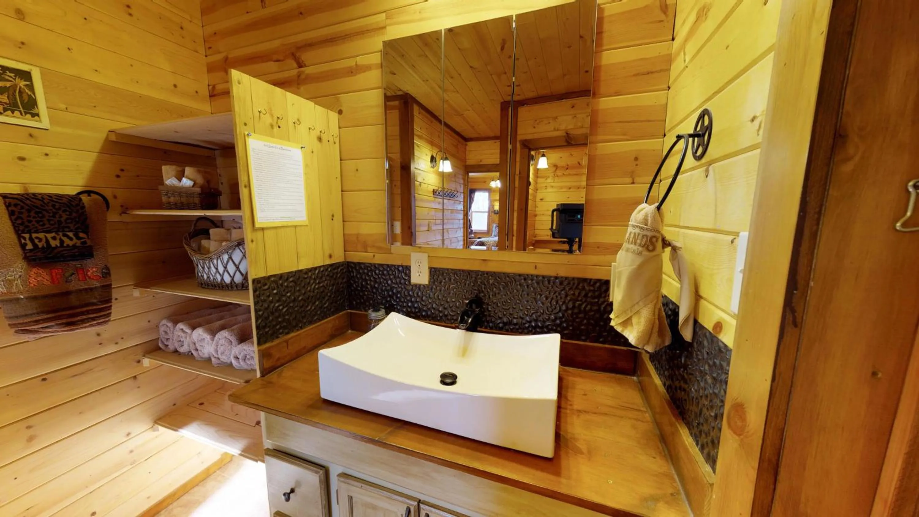 Bathroom in Long View Cabin, Breakfast Deck overlooking the Canyon!