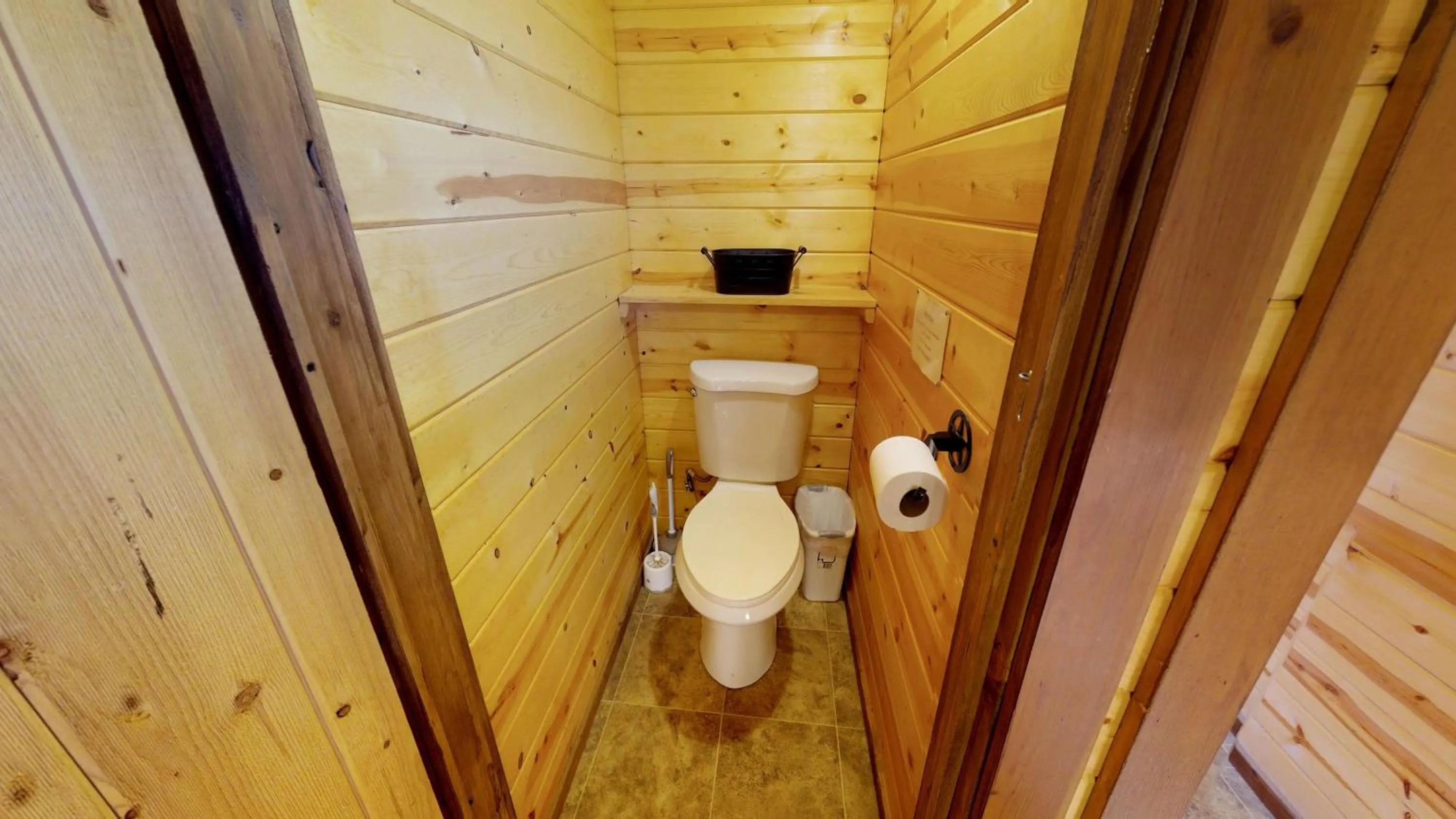 Bathroom in Long View Cabin, Breakfast Deck overlooking the Canyon!