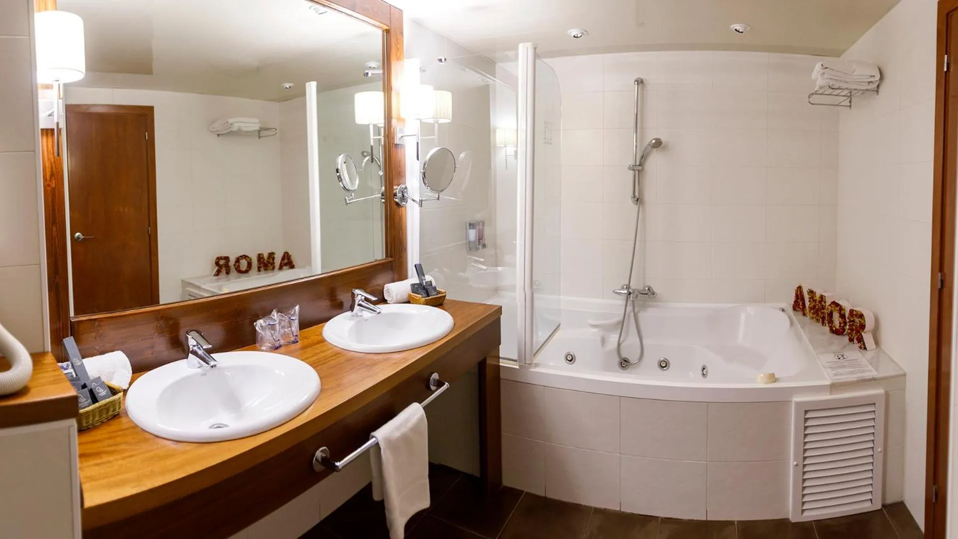 Bathroom in Gran Hotel Ciudad de Barbastro