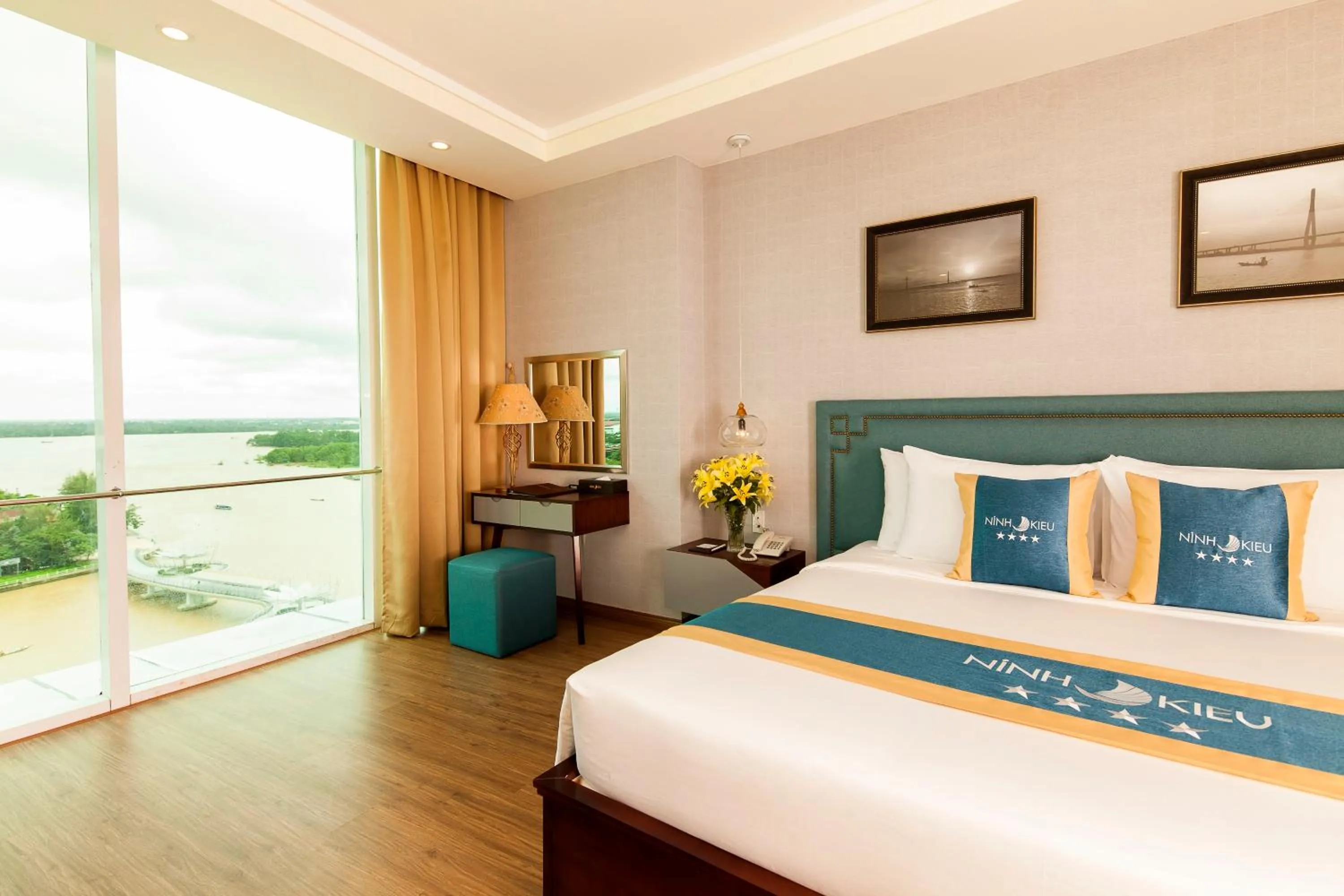 River view, Bed in Ninh Kieu Riverside Hotel