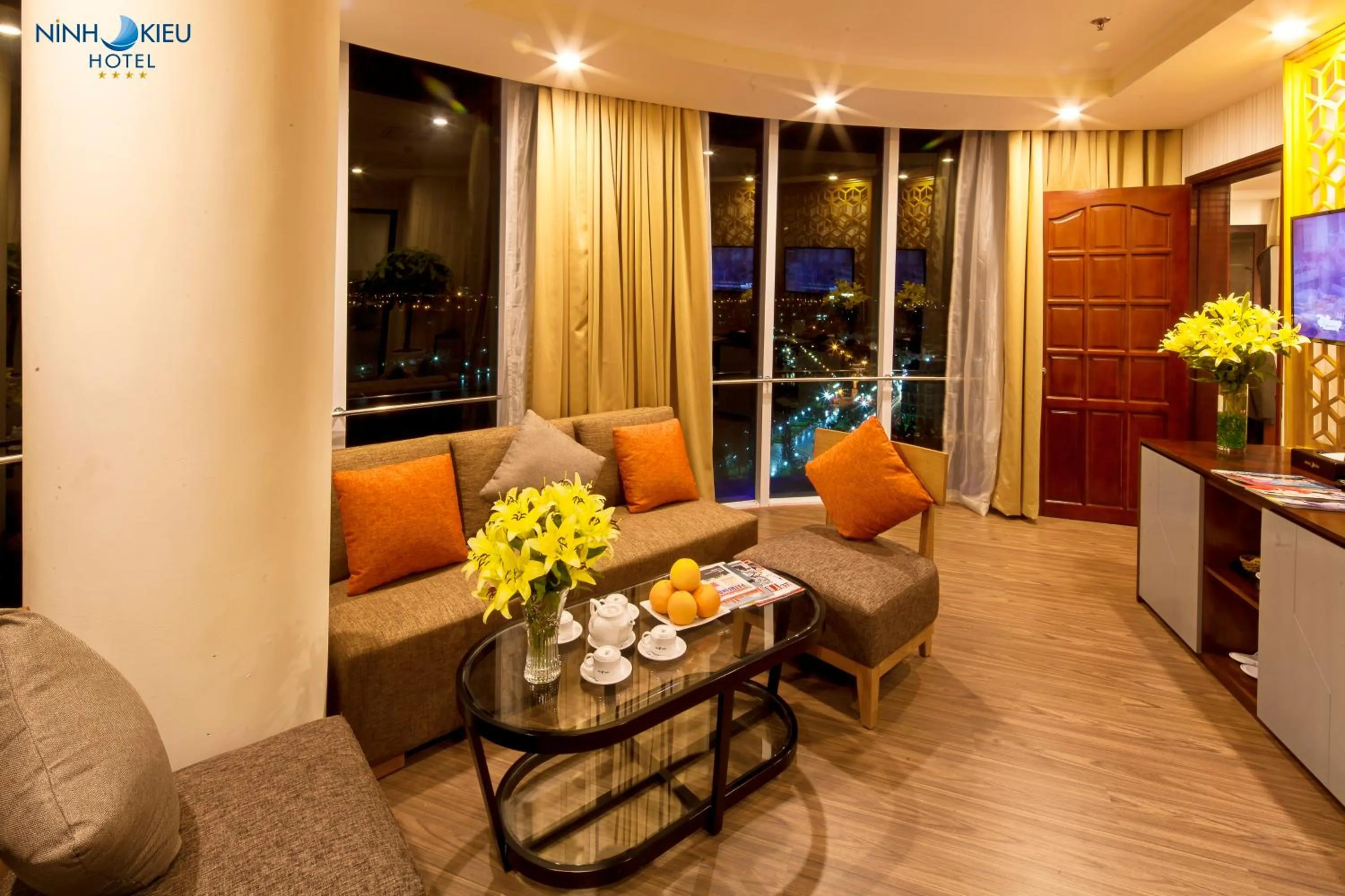 Night in Ninh Kieu Riverside Hotel