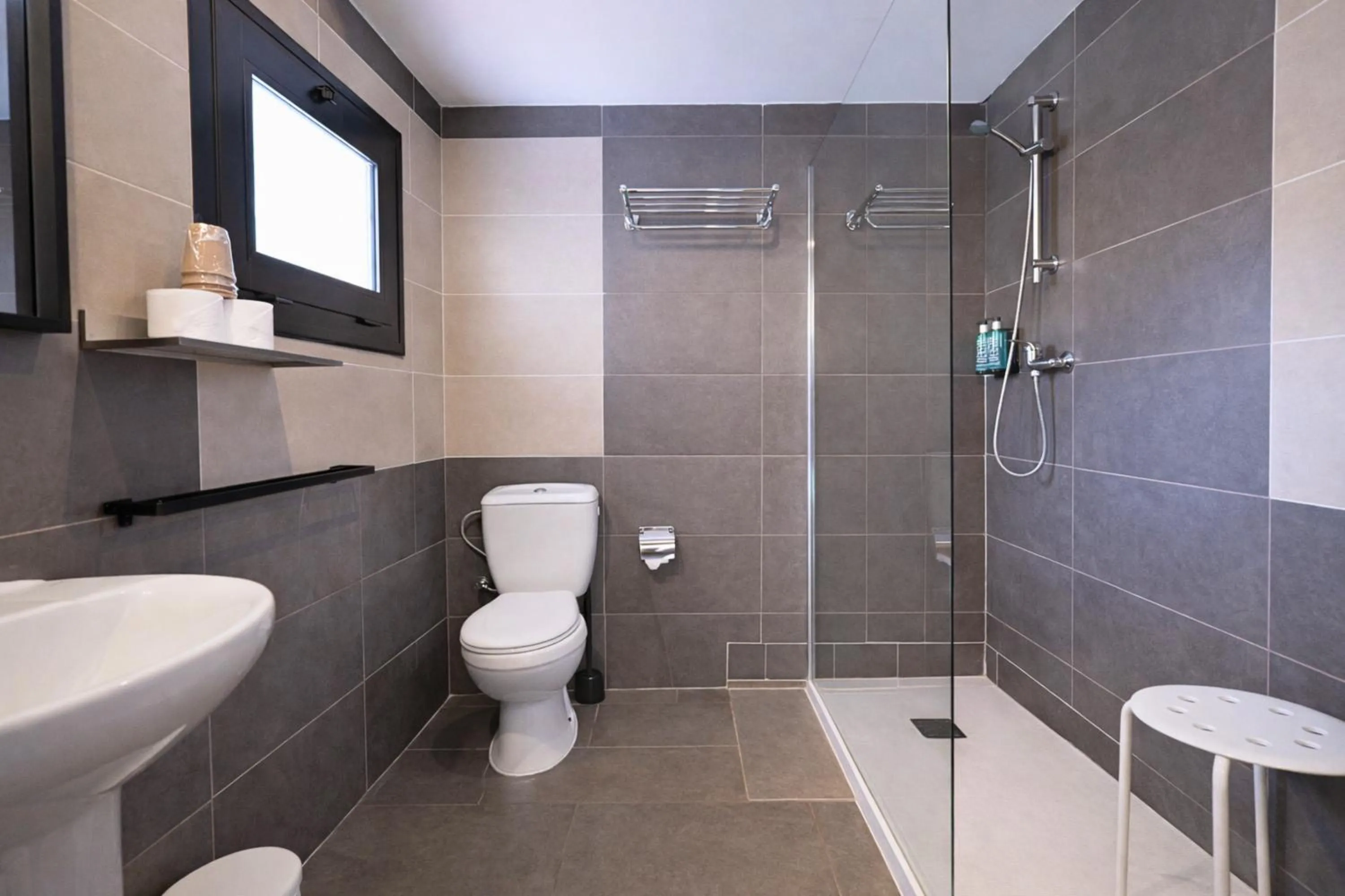 Shower in Adia Hotel Cunit Playa