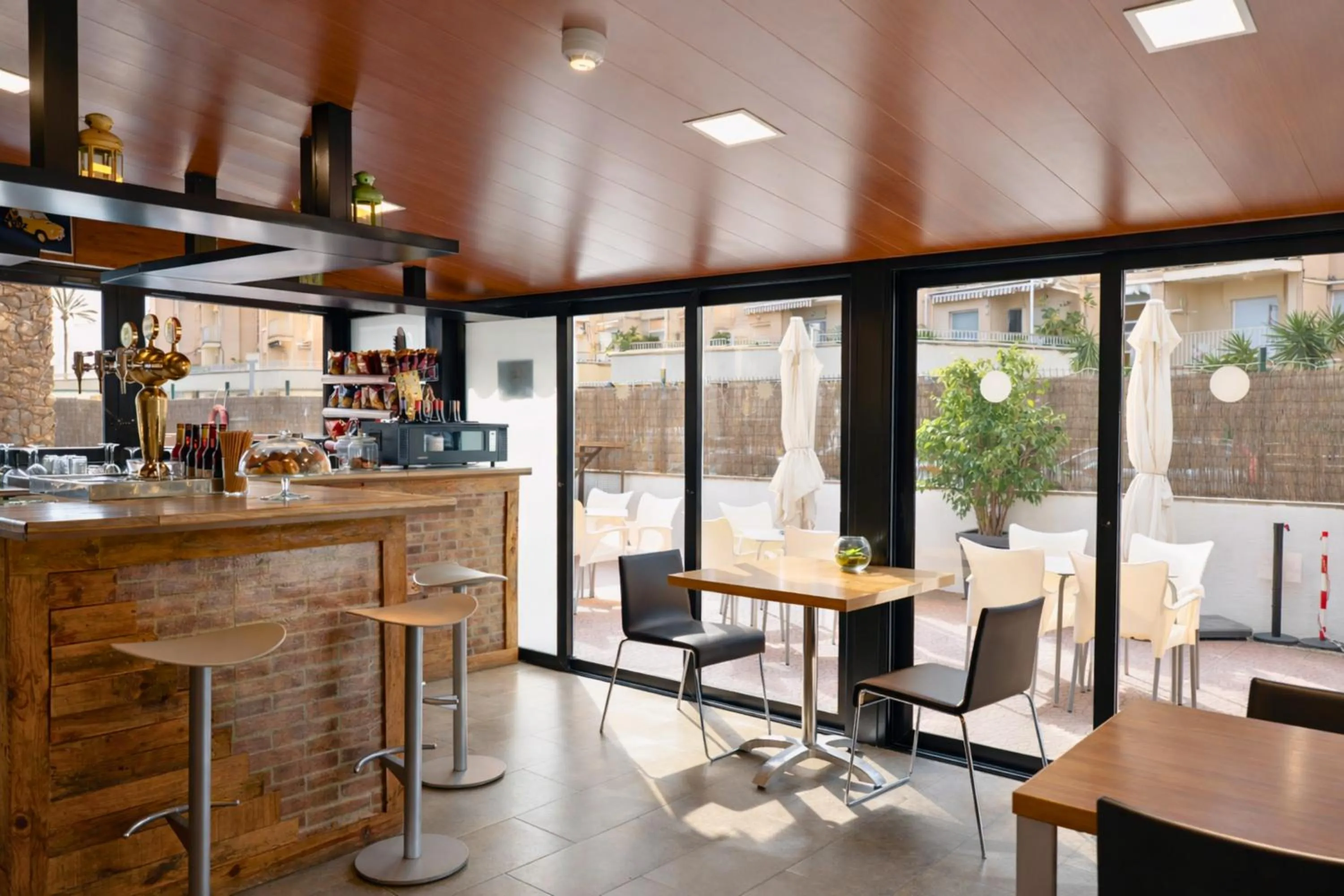 Lounge or bar in Adia Hotel Cunit Playa