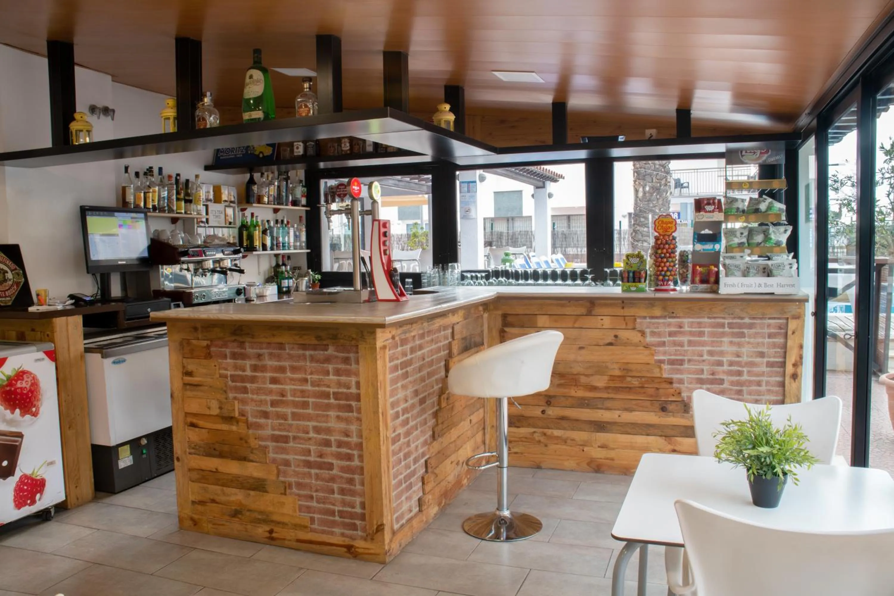 Restaurant/places to eat in Adia Hotel Cunit Playa