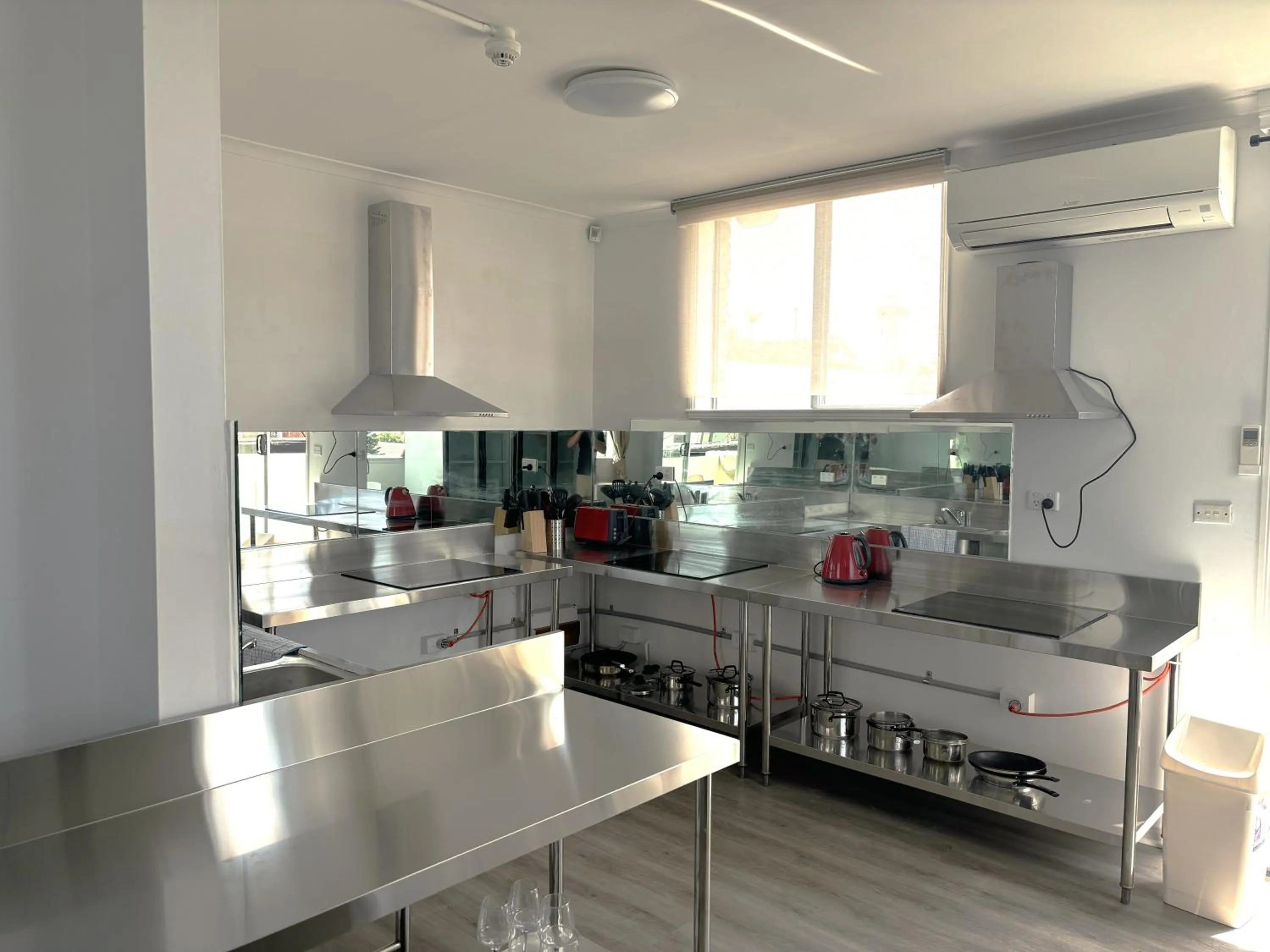Kitchen or kitchenette in Little Coogee Hotel