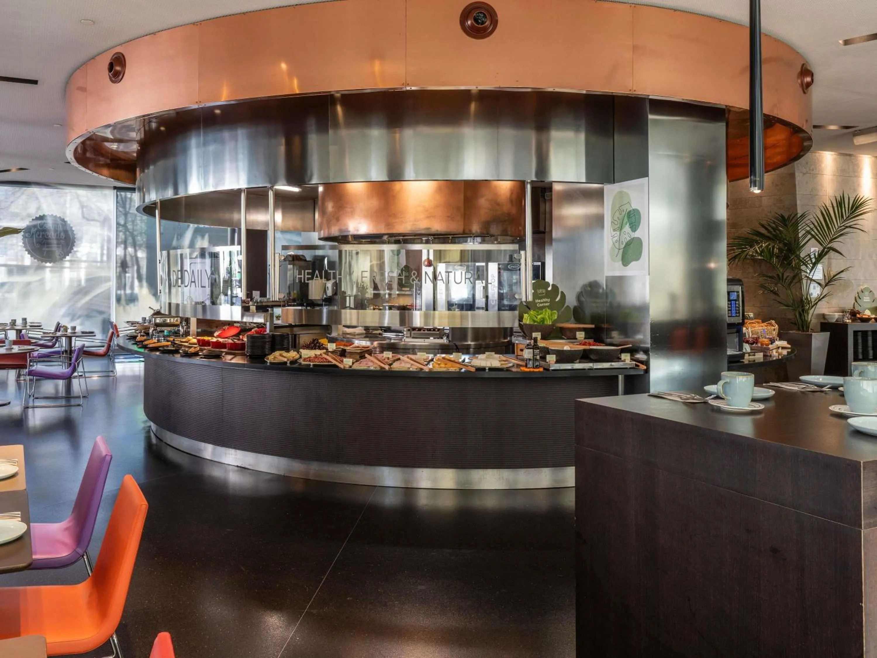 Restaurant/places to eat in Novotel Barcelona City