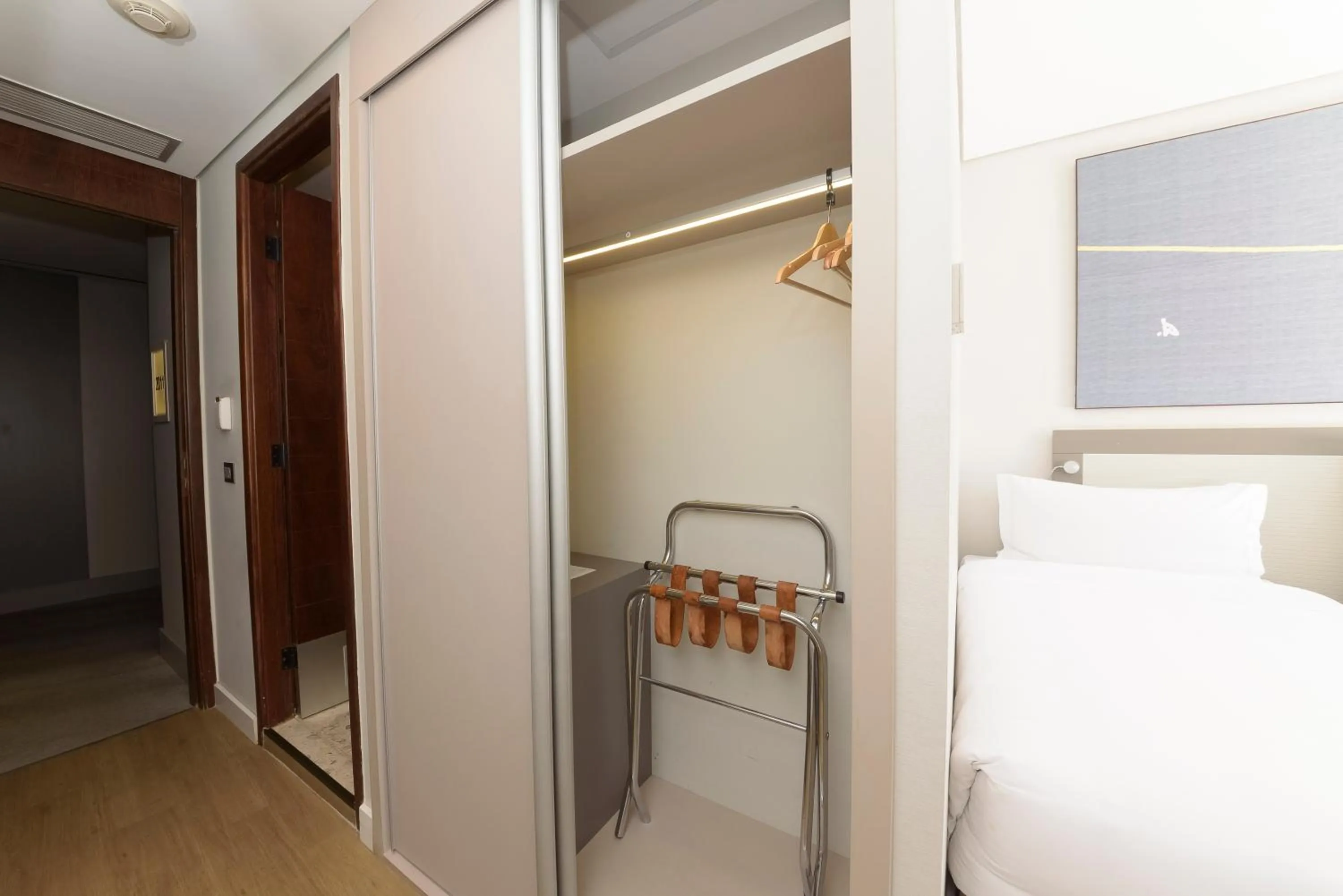 wardrobe, Bed in Royal Tulip Brasília Alvorada