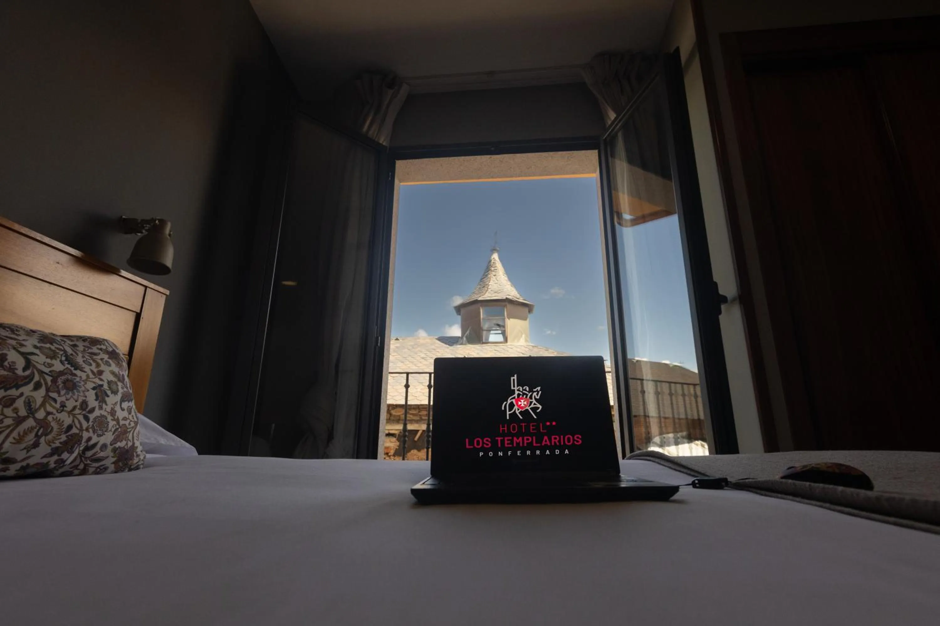 Landmark view, Bed in Hotel Los Templarios