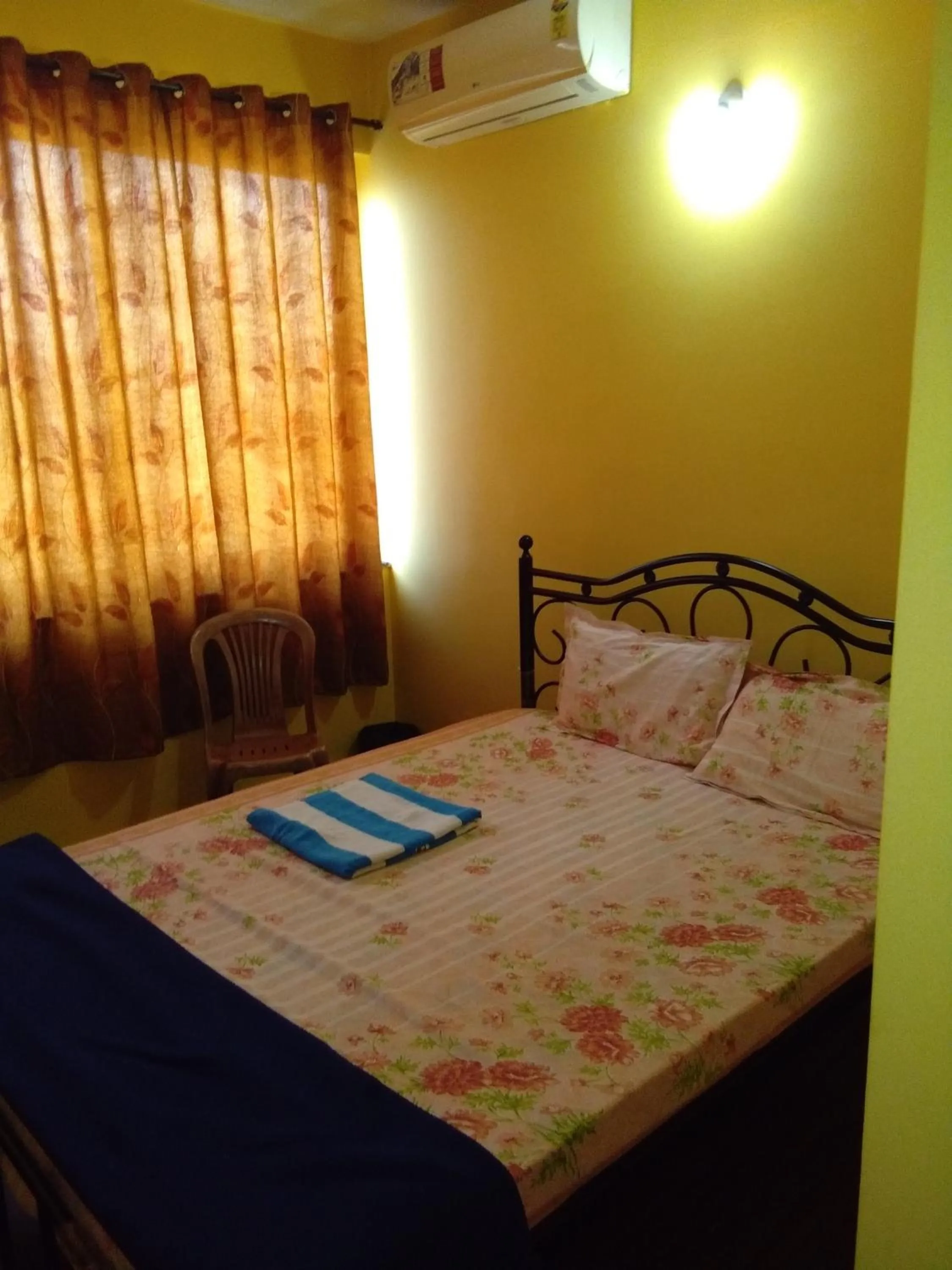 Bedroom, Bed in Vincent's Holiday Home