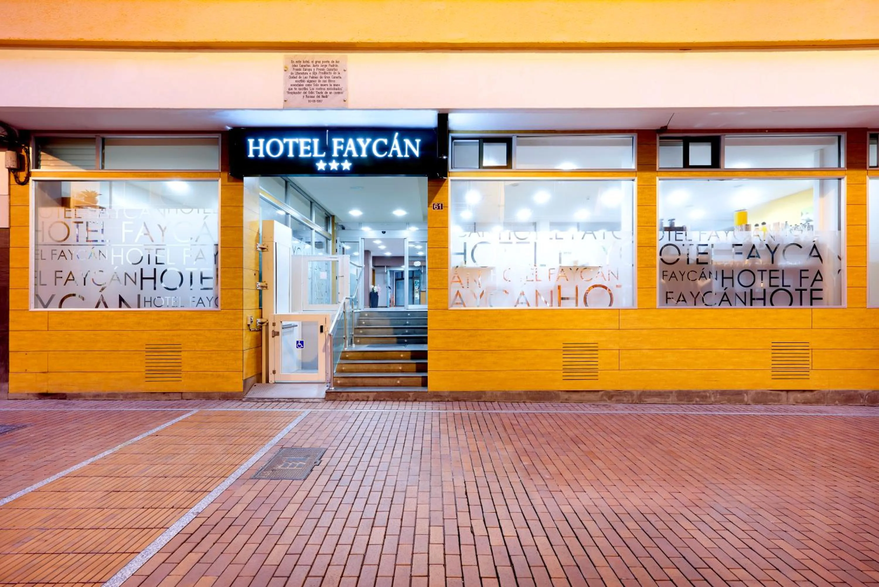 Facade/entrance in Crisol Faycán