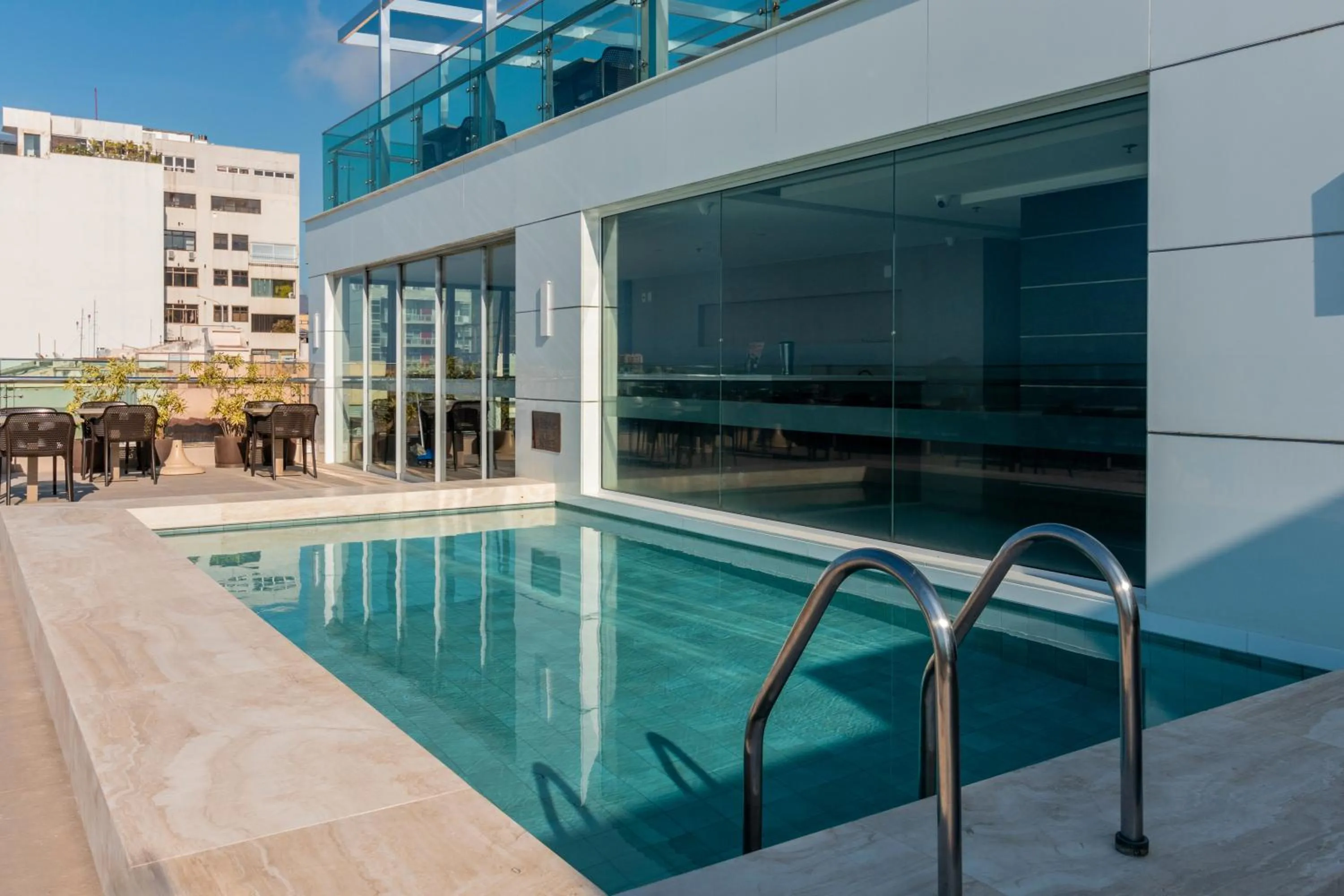 Swimming pool in Arena Copacabana Hotel