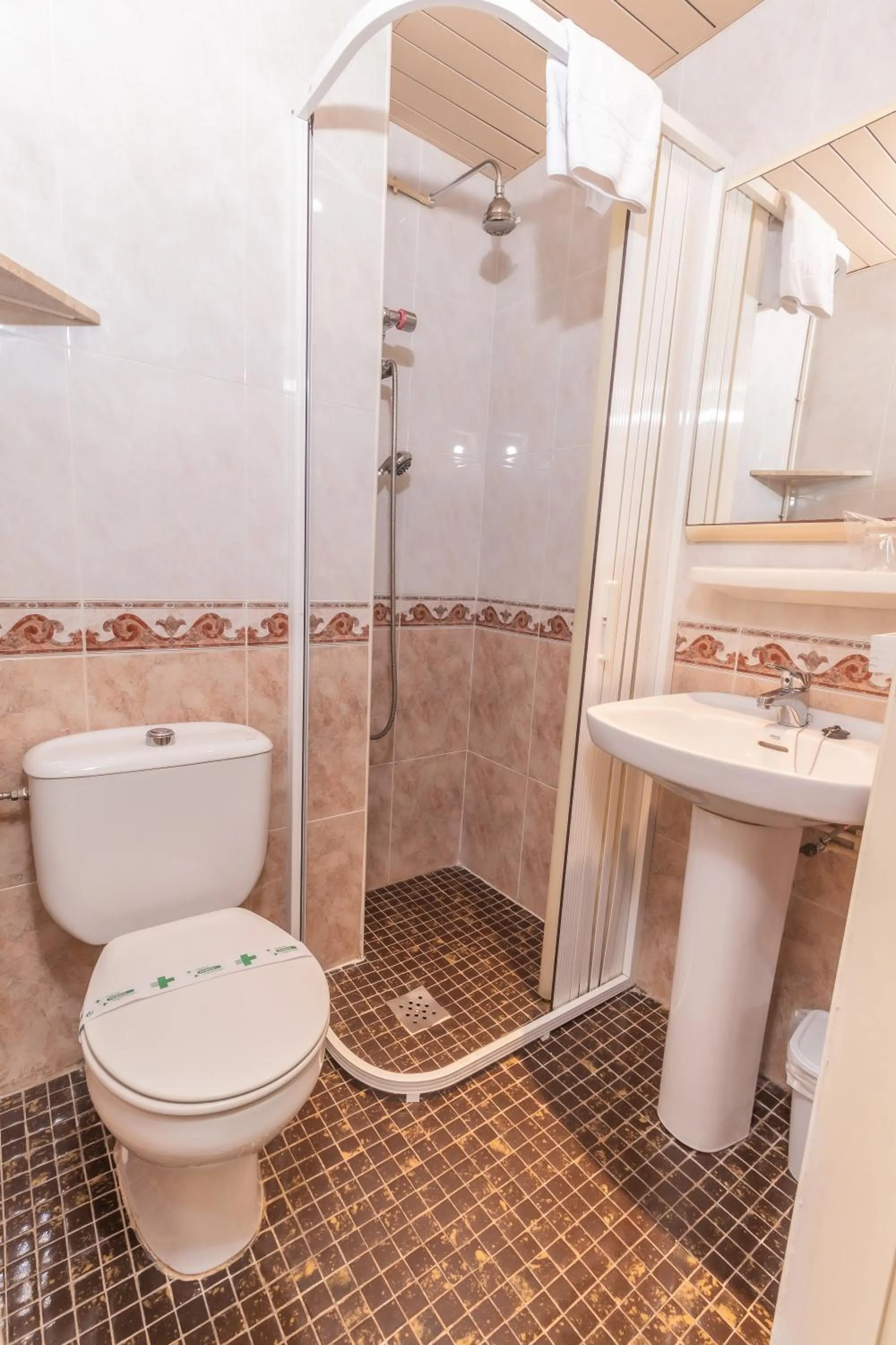 Shower in Hotel Universal Murcia