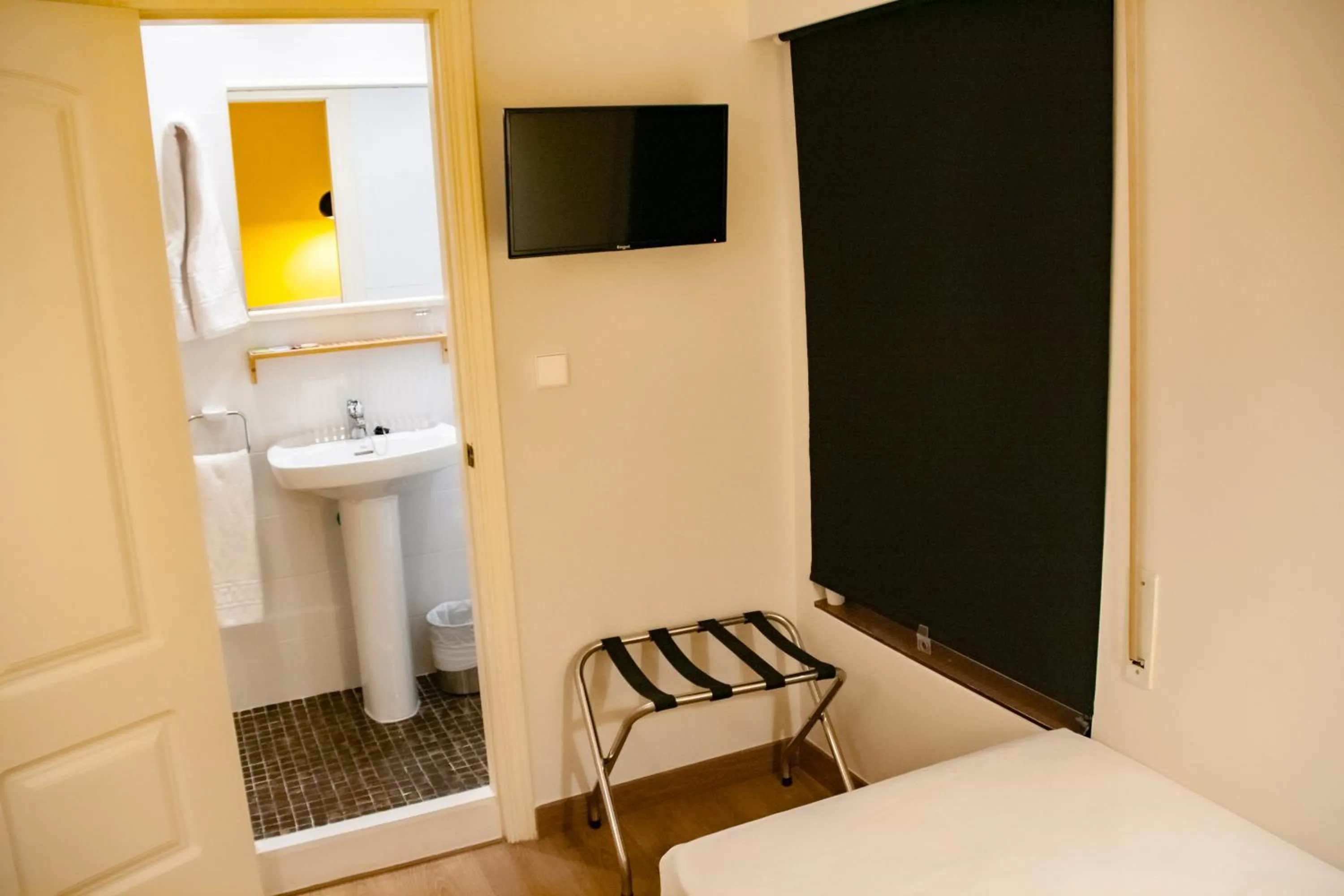Bathroom, Bed in Hotel Universal Murcia