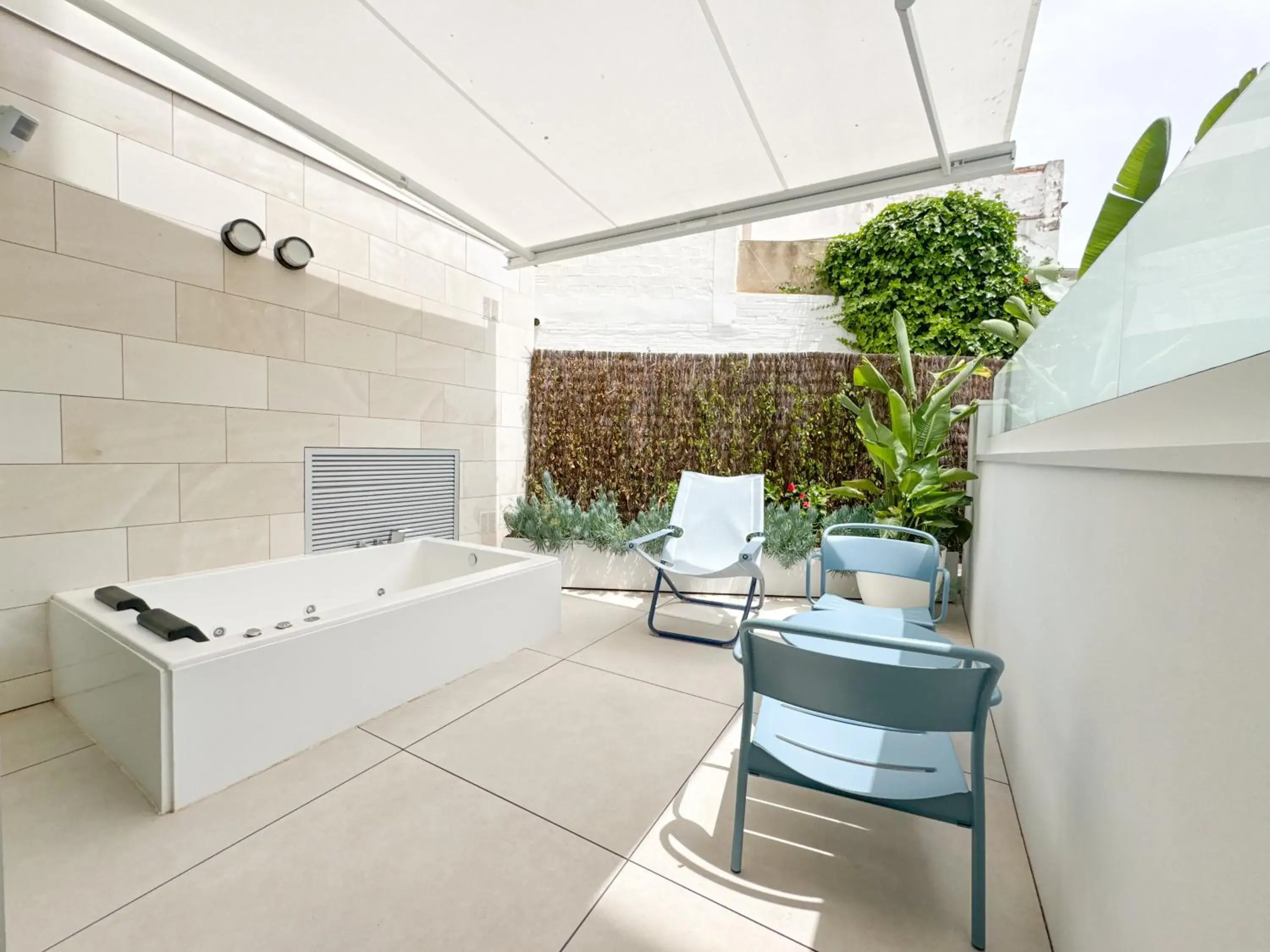 Deluxe Courtyard with Whirlpool tub in Alenti Sitges Hotel Deluxe Courtyard with Whirlpool tub in Alenti Sitges Hotel