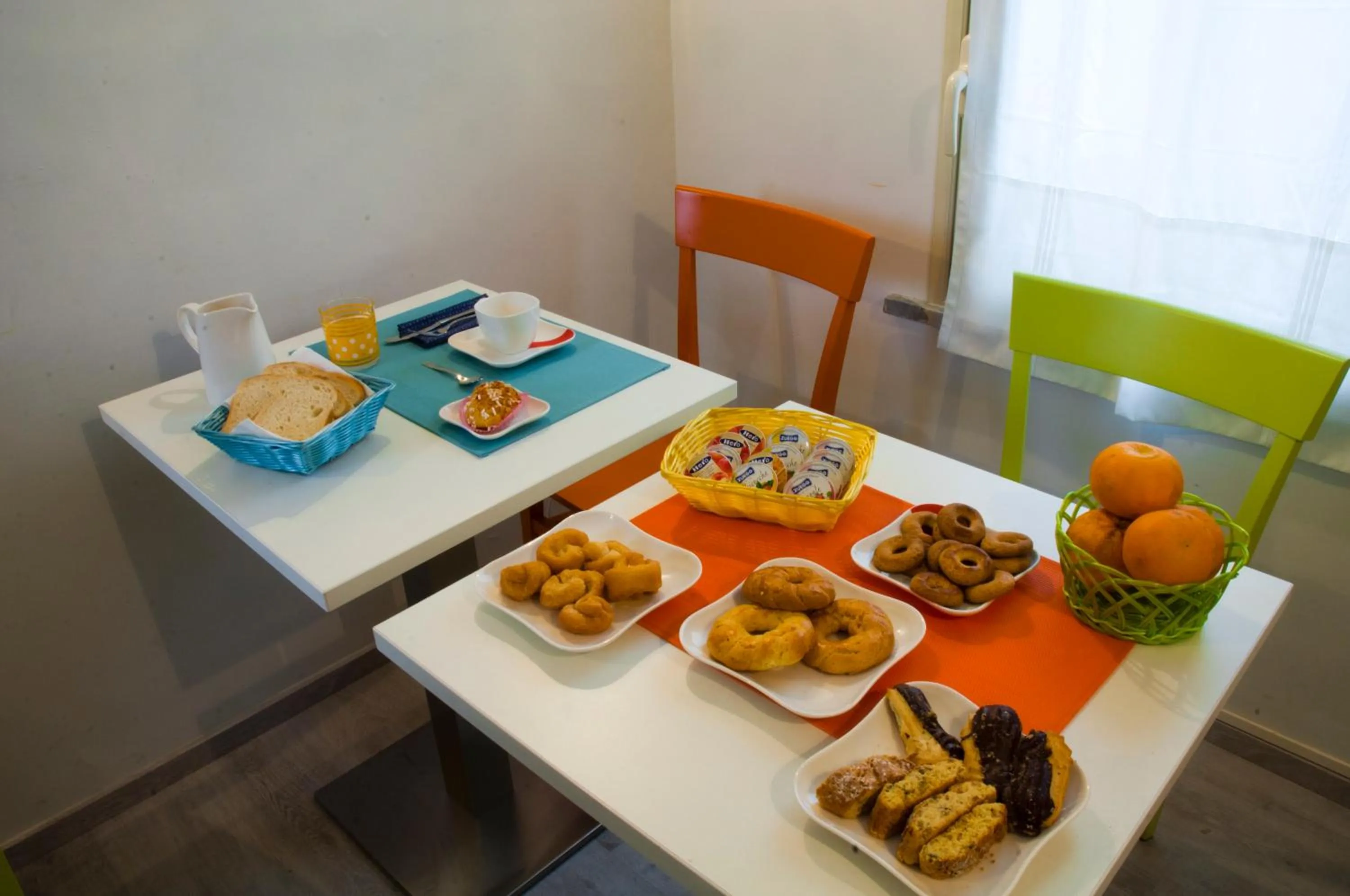 Communal lounge/ TV room, Food in Sun Moon