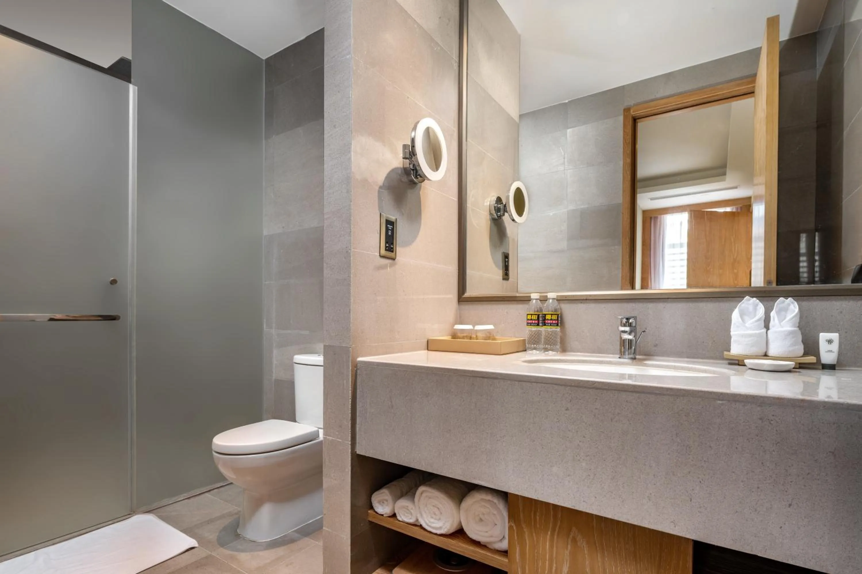 Toilet in Mangrove Tree Resort World Sanya Bay -Elader Palm Tower