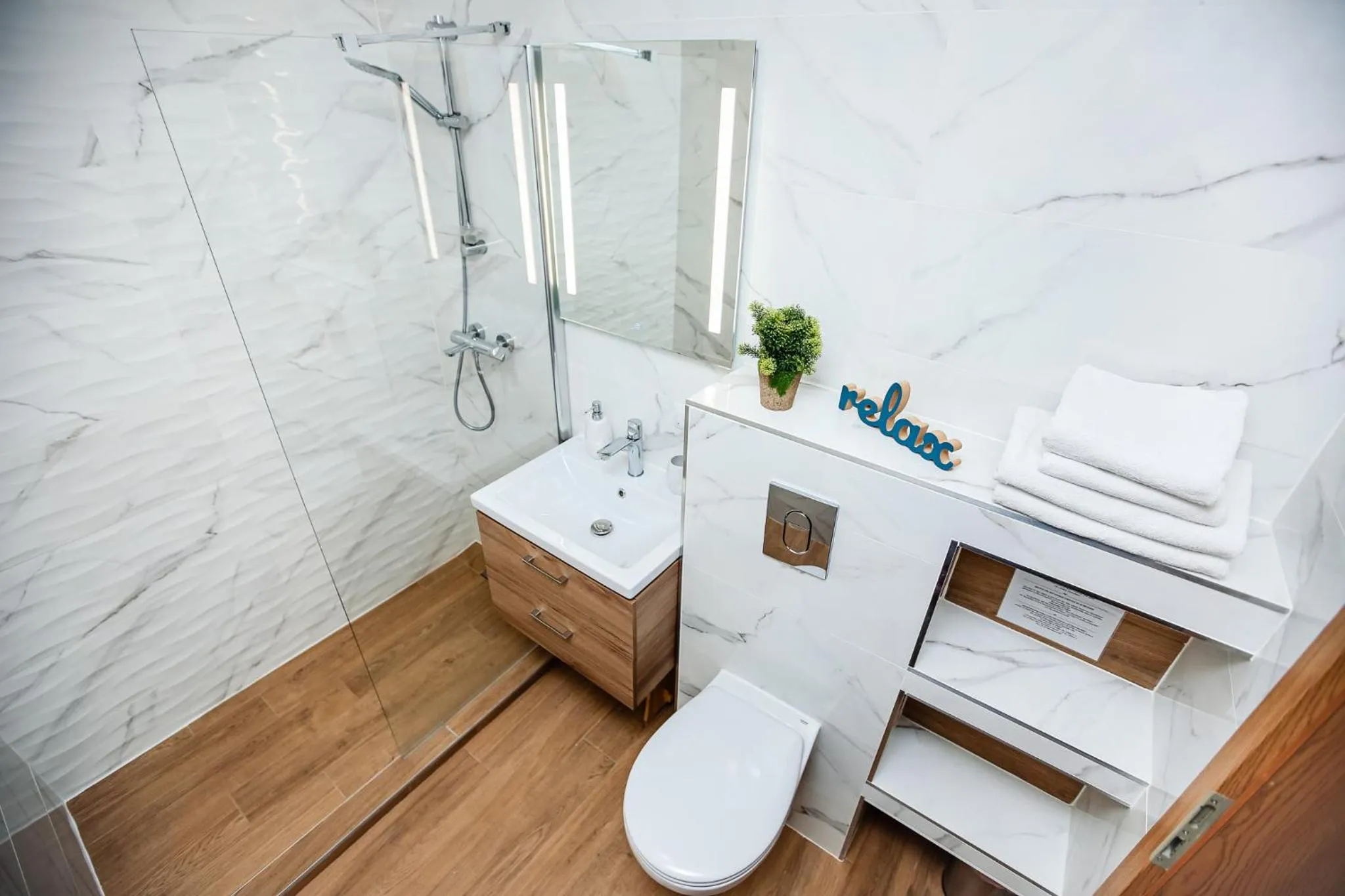 Bathroom in City Apartment Dorobantilor