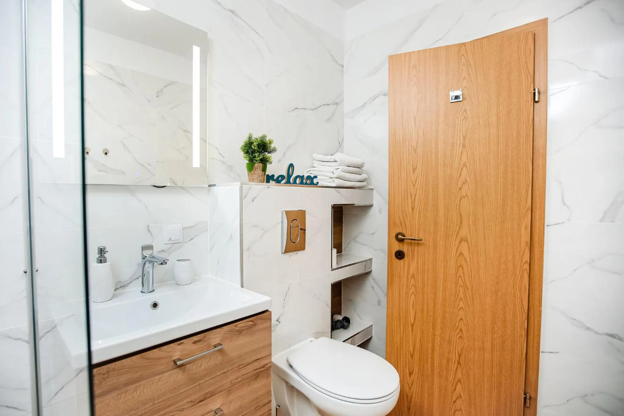 Bathroom in City Apartment Dorobantilor