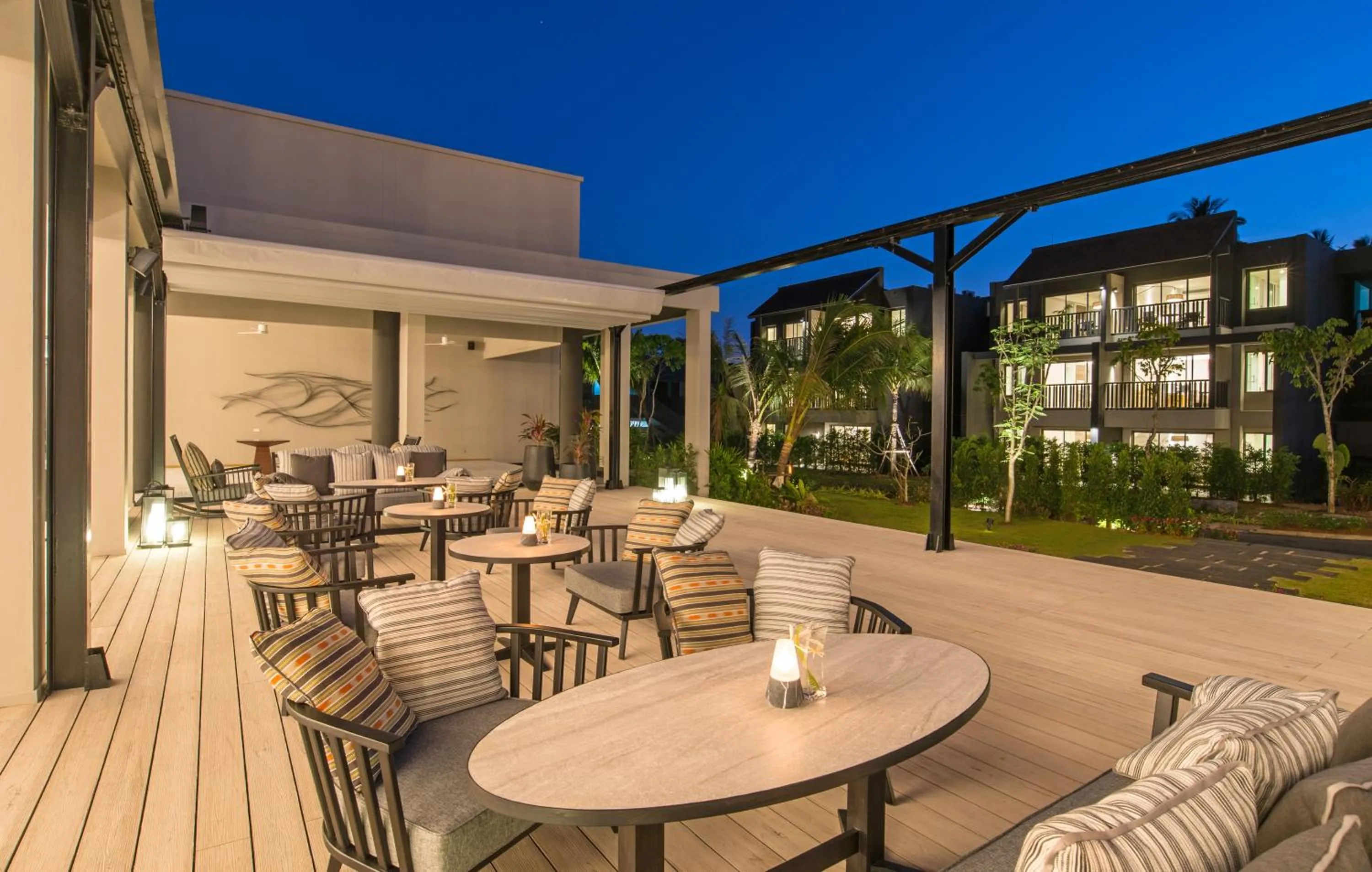 Lounge or bar in The ShellSea Krabi I Luxury Beach Front Resort & Pool Villa