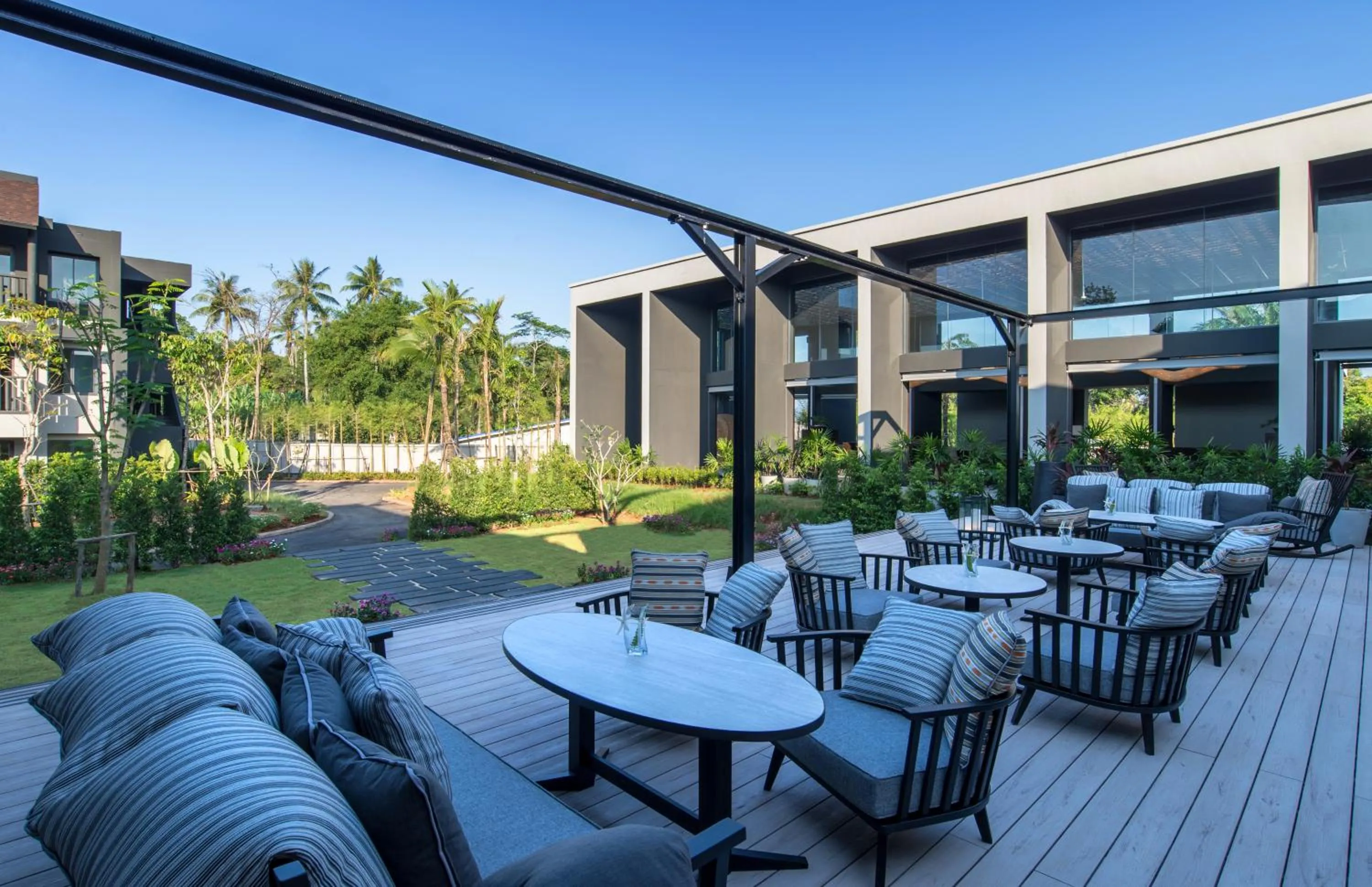 Lounge or bar in The ShellSea Krabi I Luxury Beach Front Resort & Pool Villa