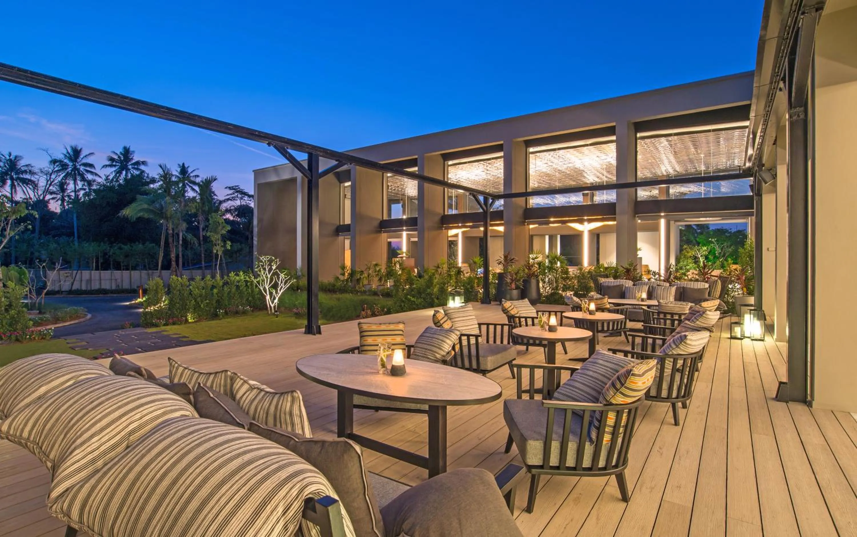 Lounge or bar in The ShellSea Krabi I Luxury Beach Front Resort & Pool Villa