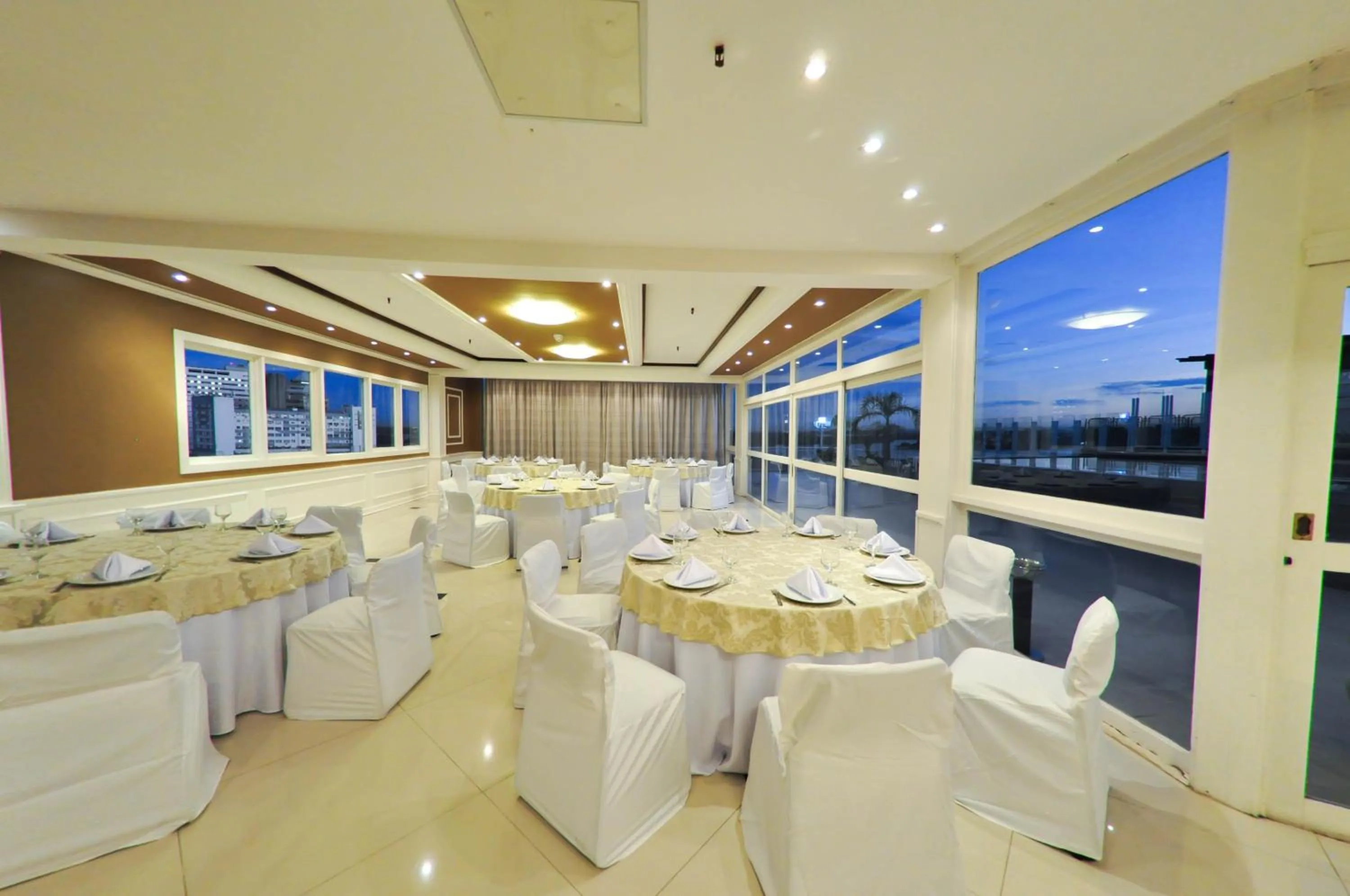 Banquet/Function facilities in Continental Porto Alegre by Samba
