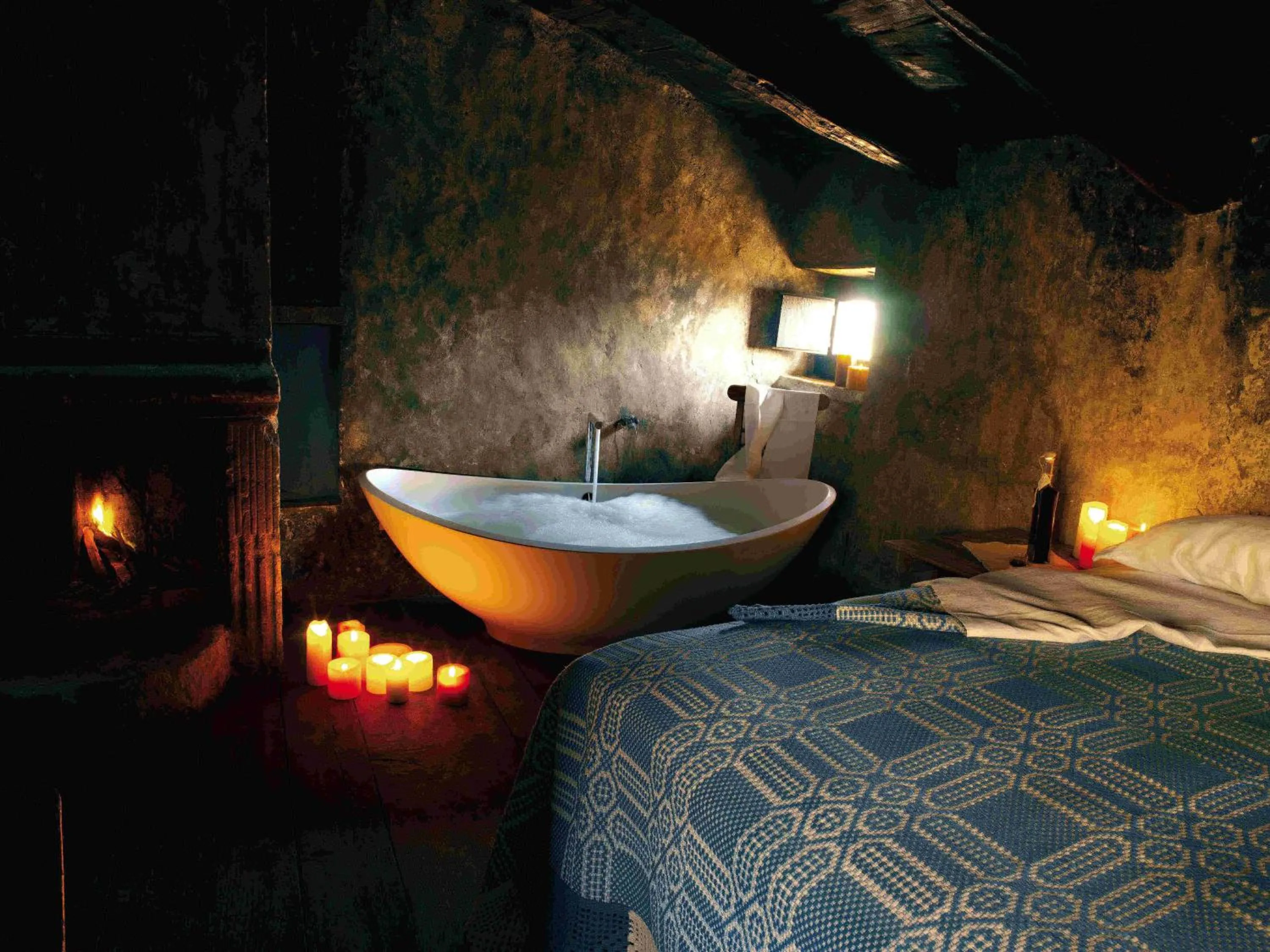 Bathroom, Bed in Sextantio Albergo Diffuso